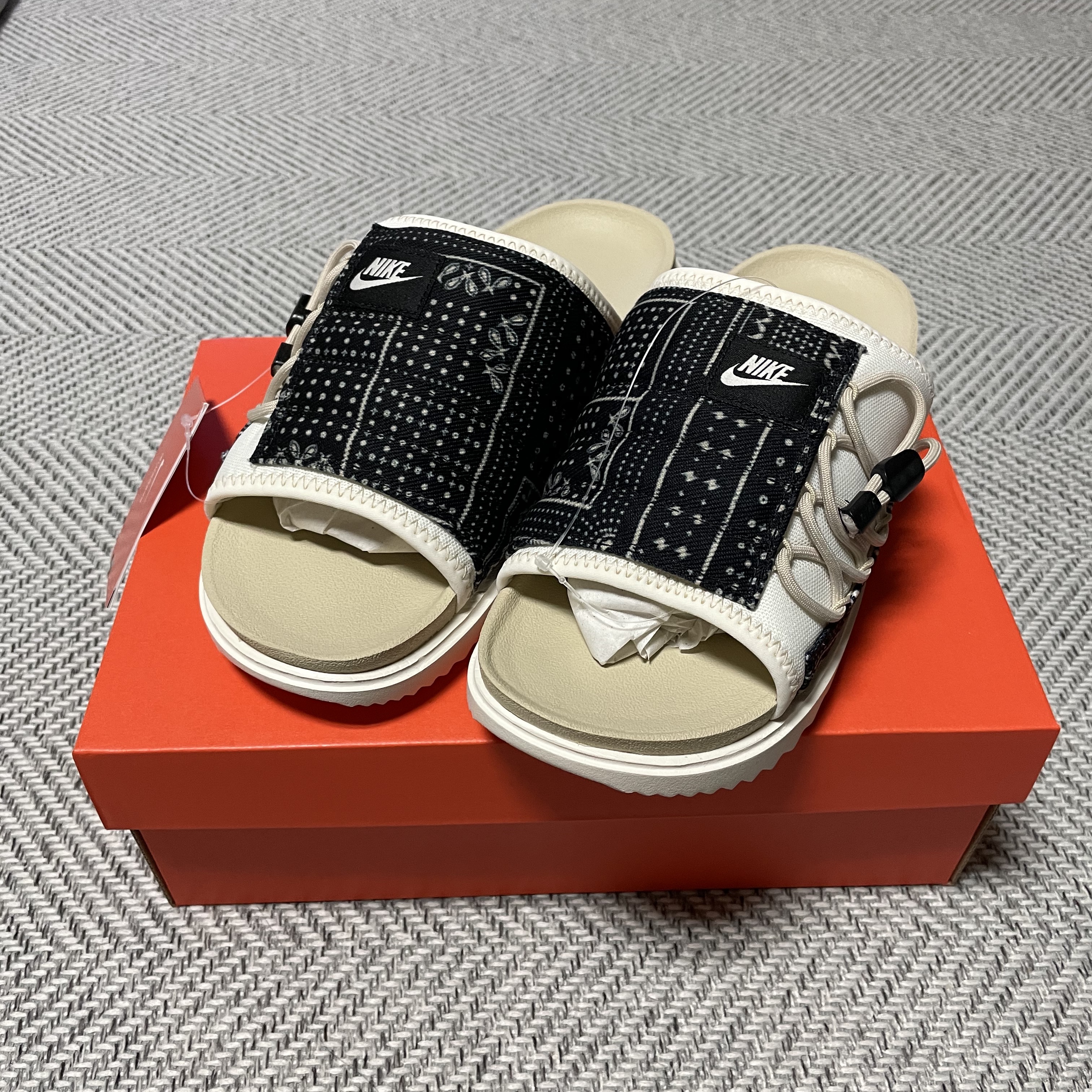 Nike Asuna Slide Pale Ivory Rattan 착용 스타일 - 1