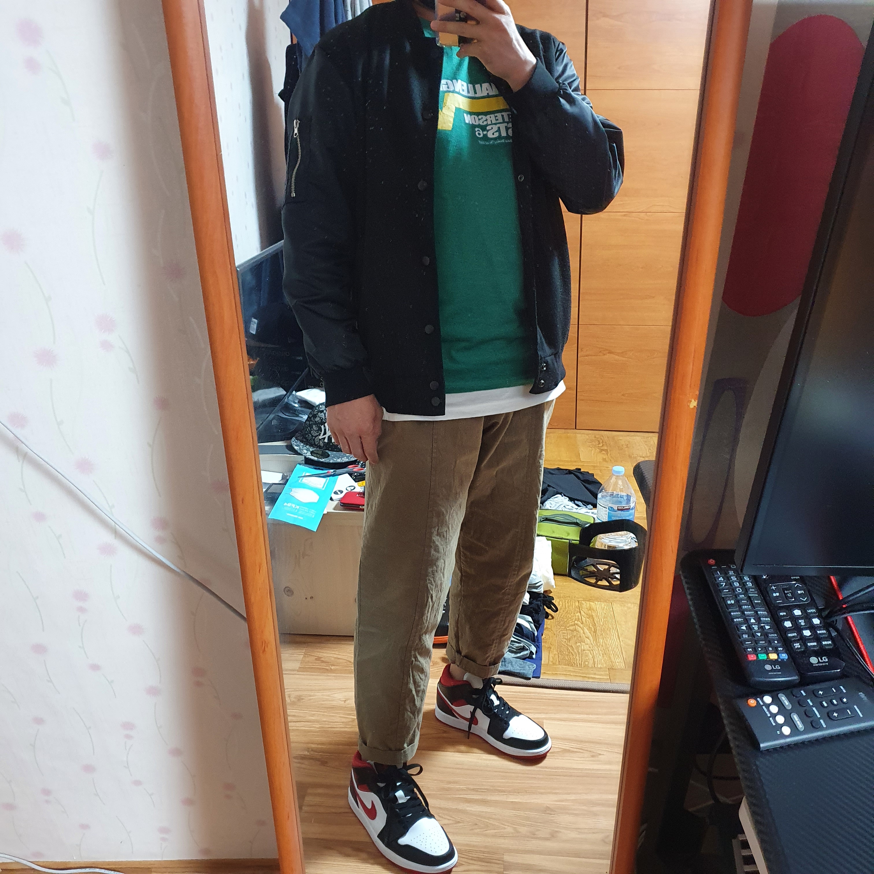 Jordan 1 Mid Gym Red Black White 착용 스타일 - 3