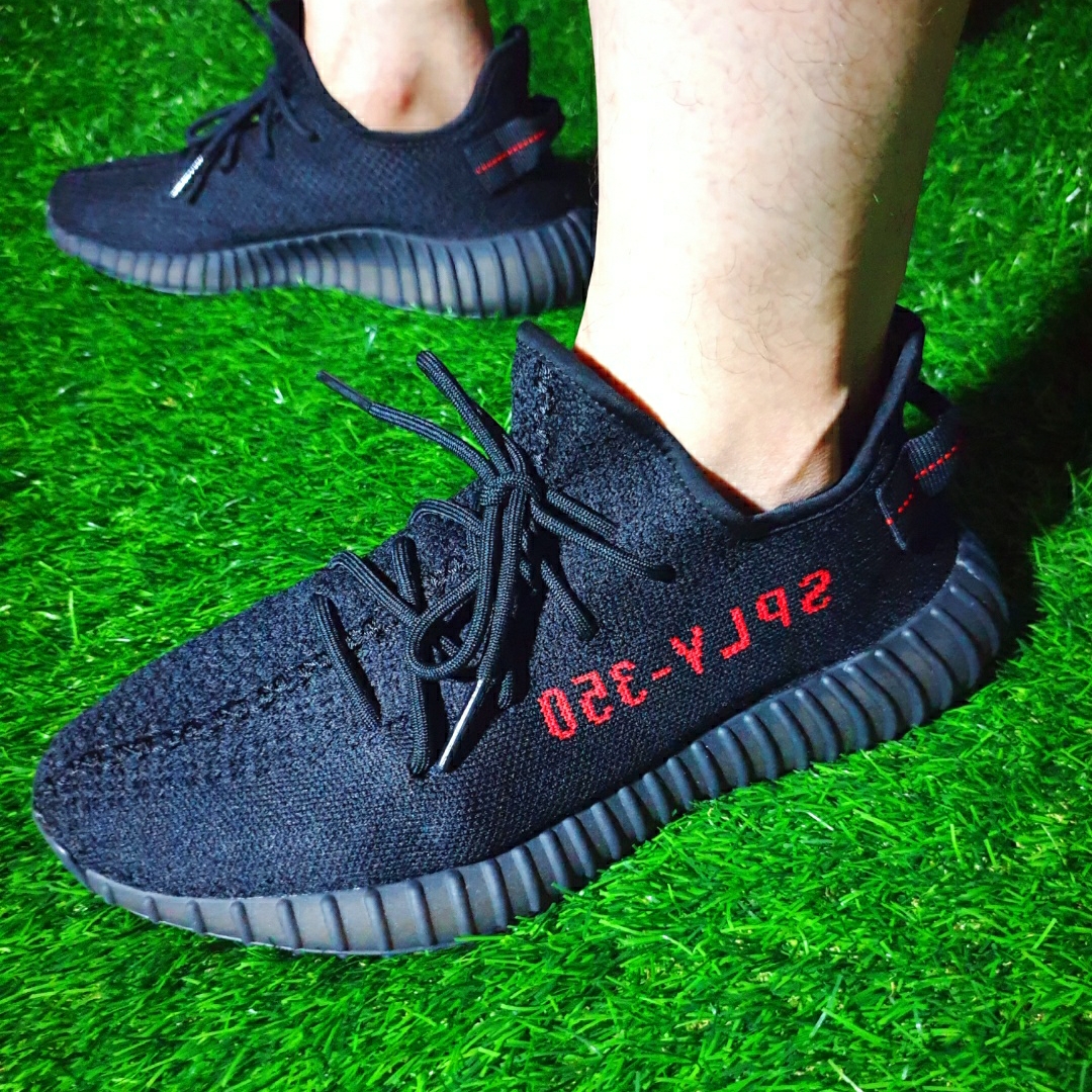 Adidas Yeezy Boost 350 V2 Black Red 2020 착용 스타일 - 5