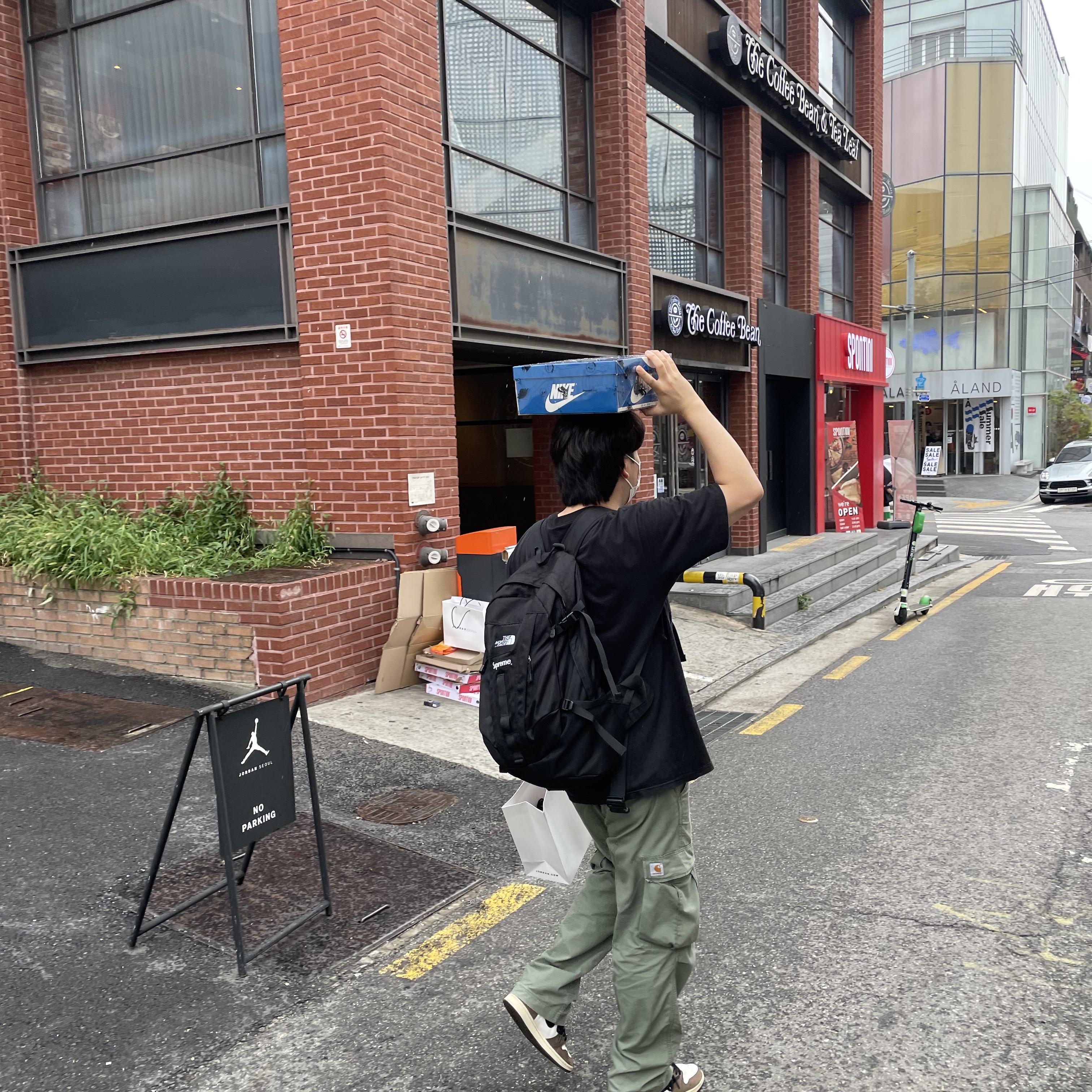 Jordan 1 x Travis Scott x Fragment Retro High OG SP Military Blue, Supreme x The North Face Summit Series Outer Tape Seam Route Rocket Backpack Black - 21SS 착용 스타일