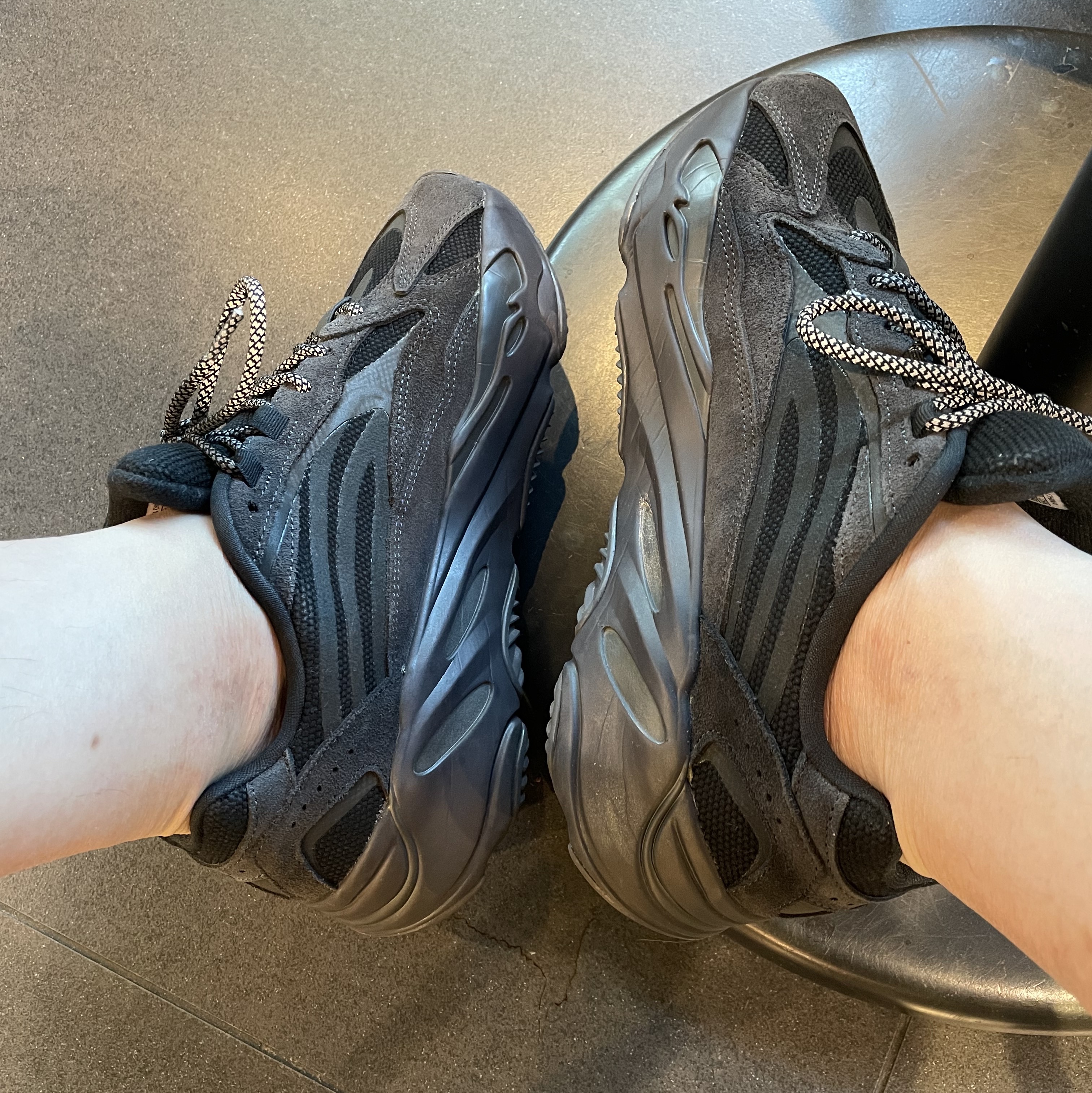 Adidas Yeezy Boost 700 V2 Vanta 2019 착용 스타일 - 5