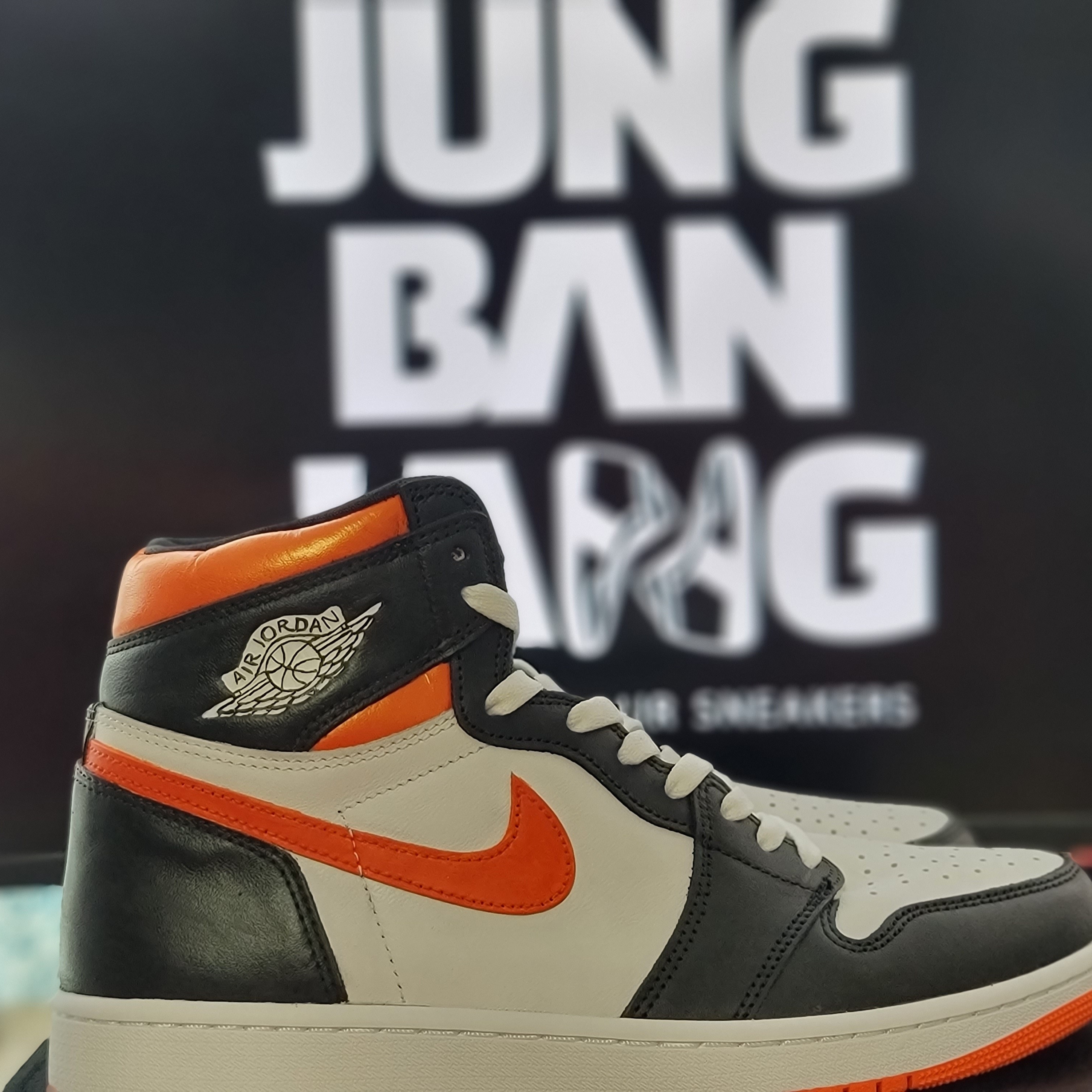 Jordan 1 Retro High OG Electro Orange 착용 스타일 - 3