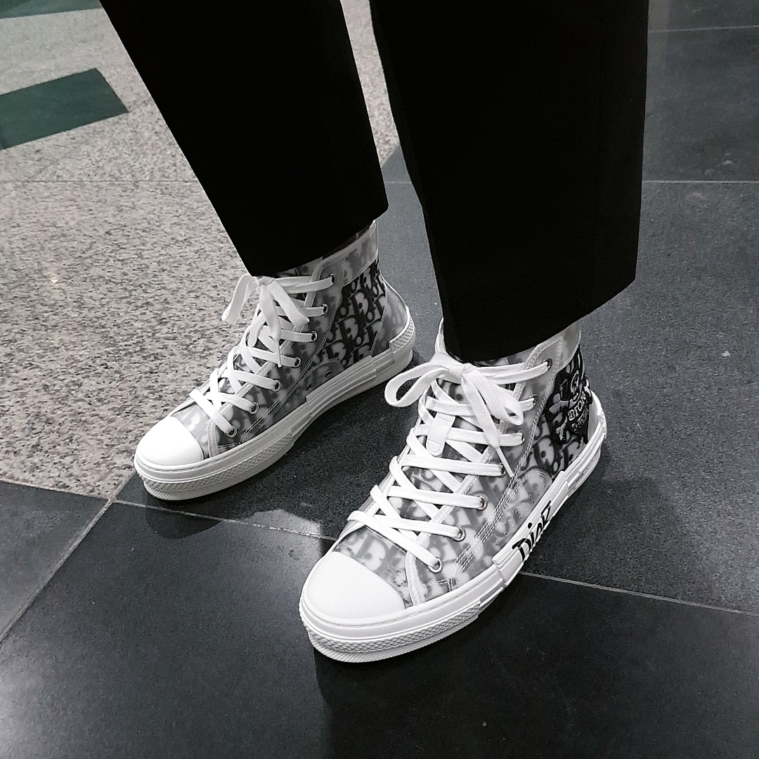 Dior B23 High Dior Oblique White & Black, Dior x Shawn B23 High Dior Oblique Canvas Bee Embroidery Patch 착용 스타일 - 2