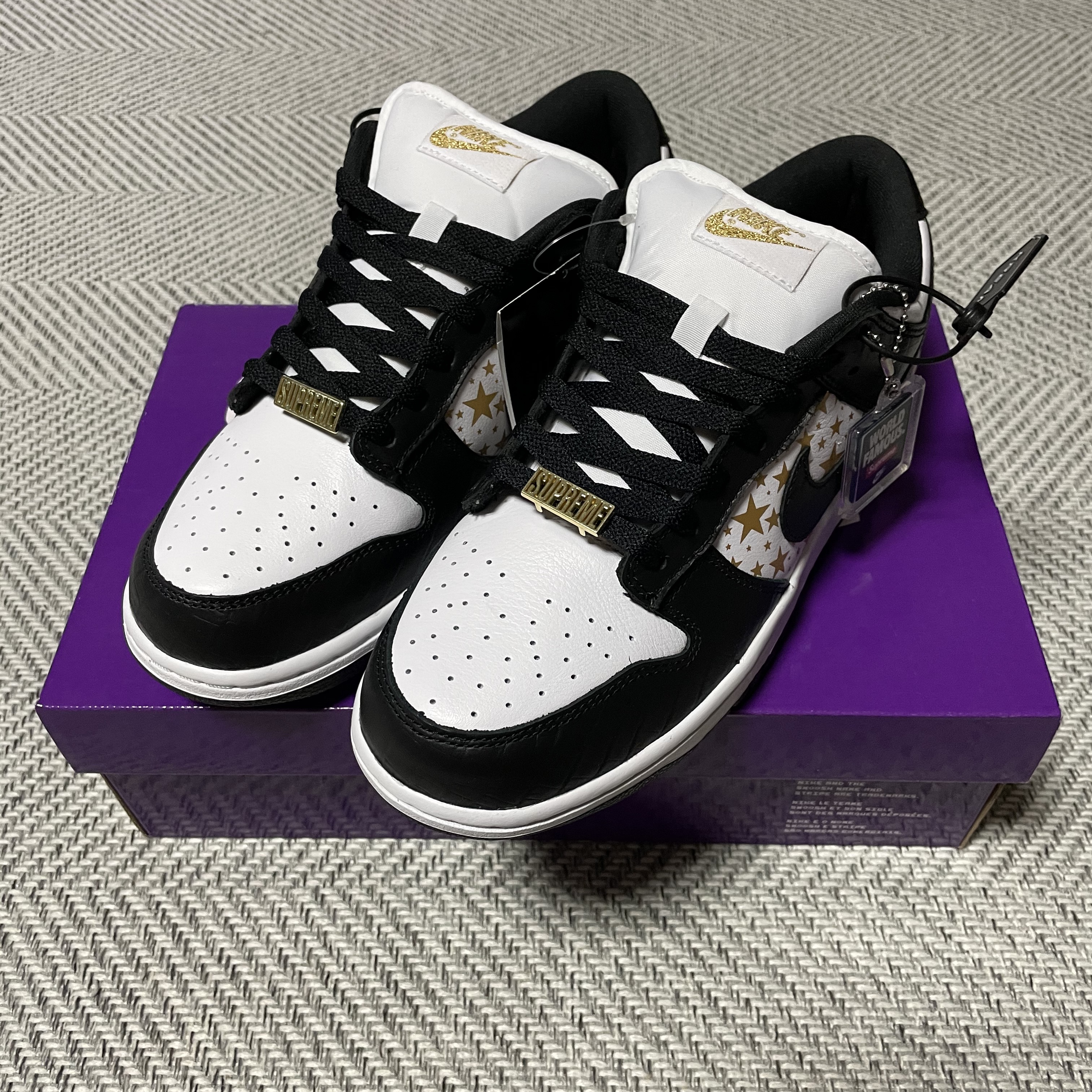 Nike x Supreme SB Dunk Low Black 착용 스타일 - 1