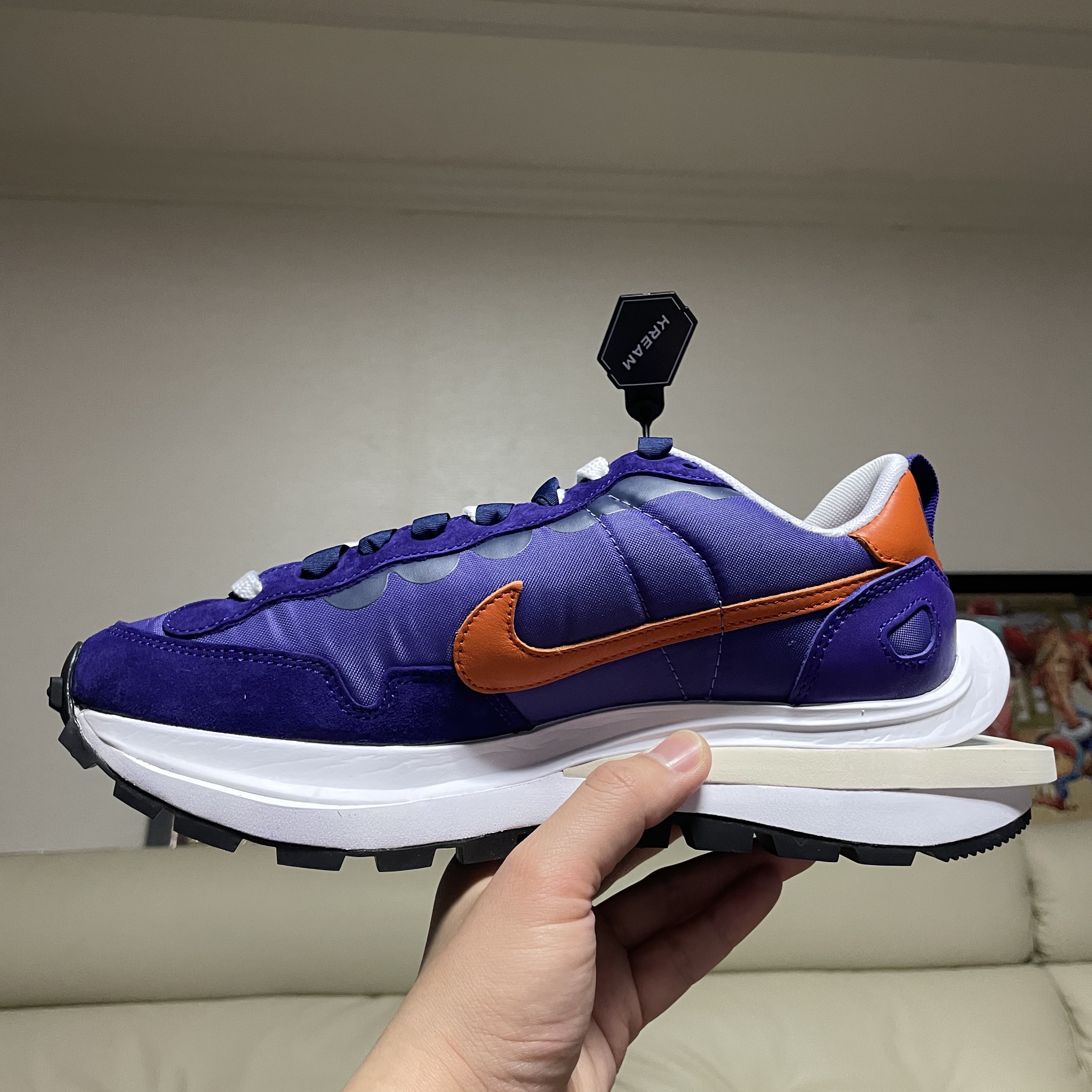 Nike x Sacai VaporWaffle Dark Iris 착용 스타일 - 2