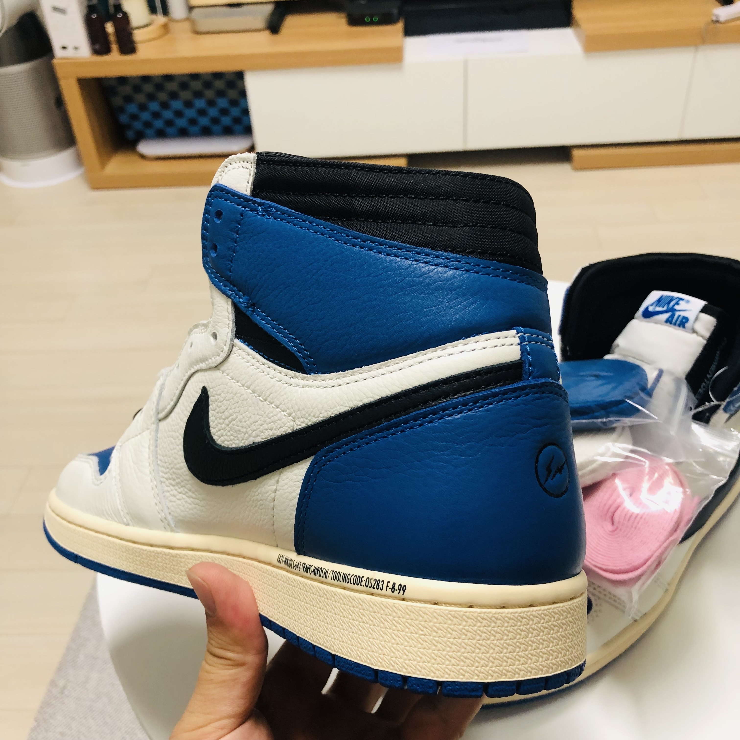 Jordan 1 x Travis Scott x Fragment Retro High OG SP Military Blue 착용 스타일 - 2