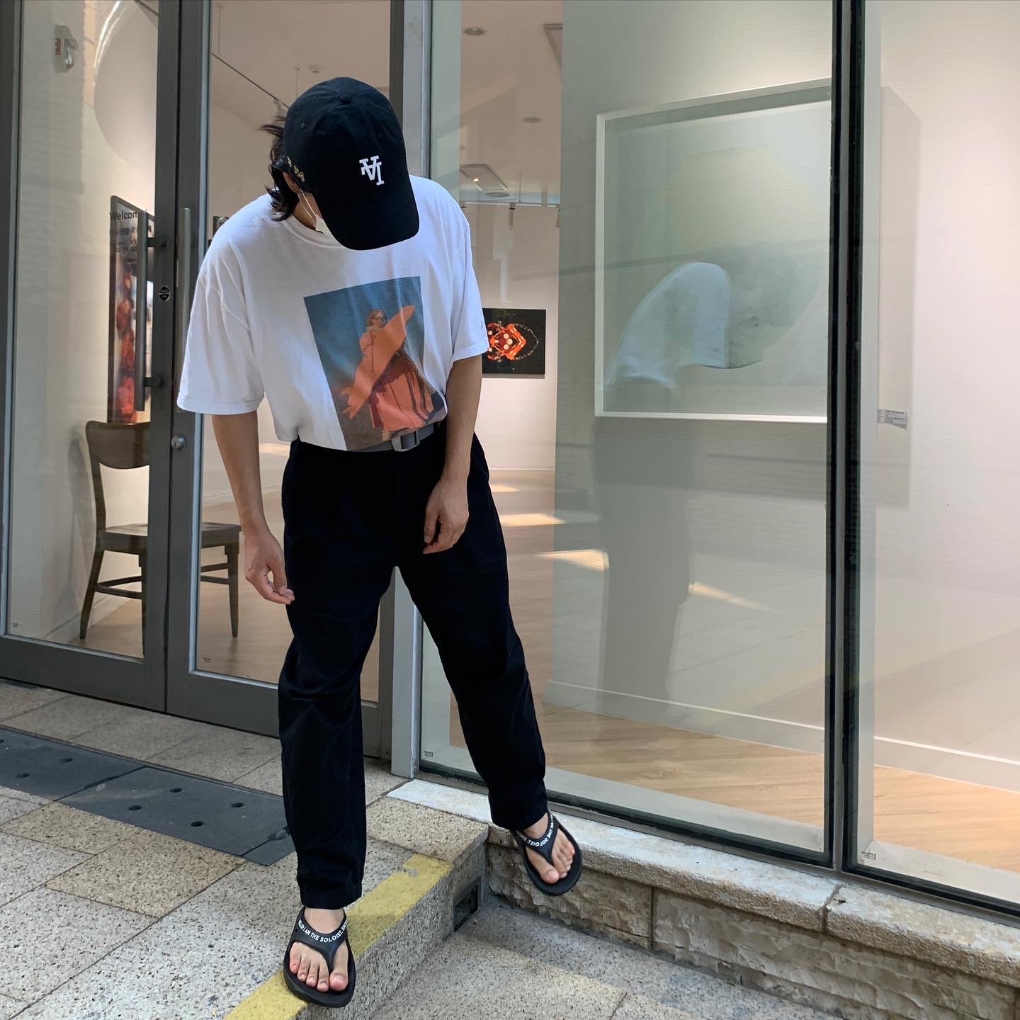 Oofos x Takahiromiyashita The Soloist Signature Flip-Flop Black White 착용 스타일 - 2