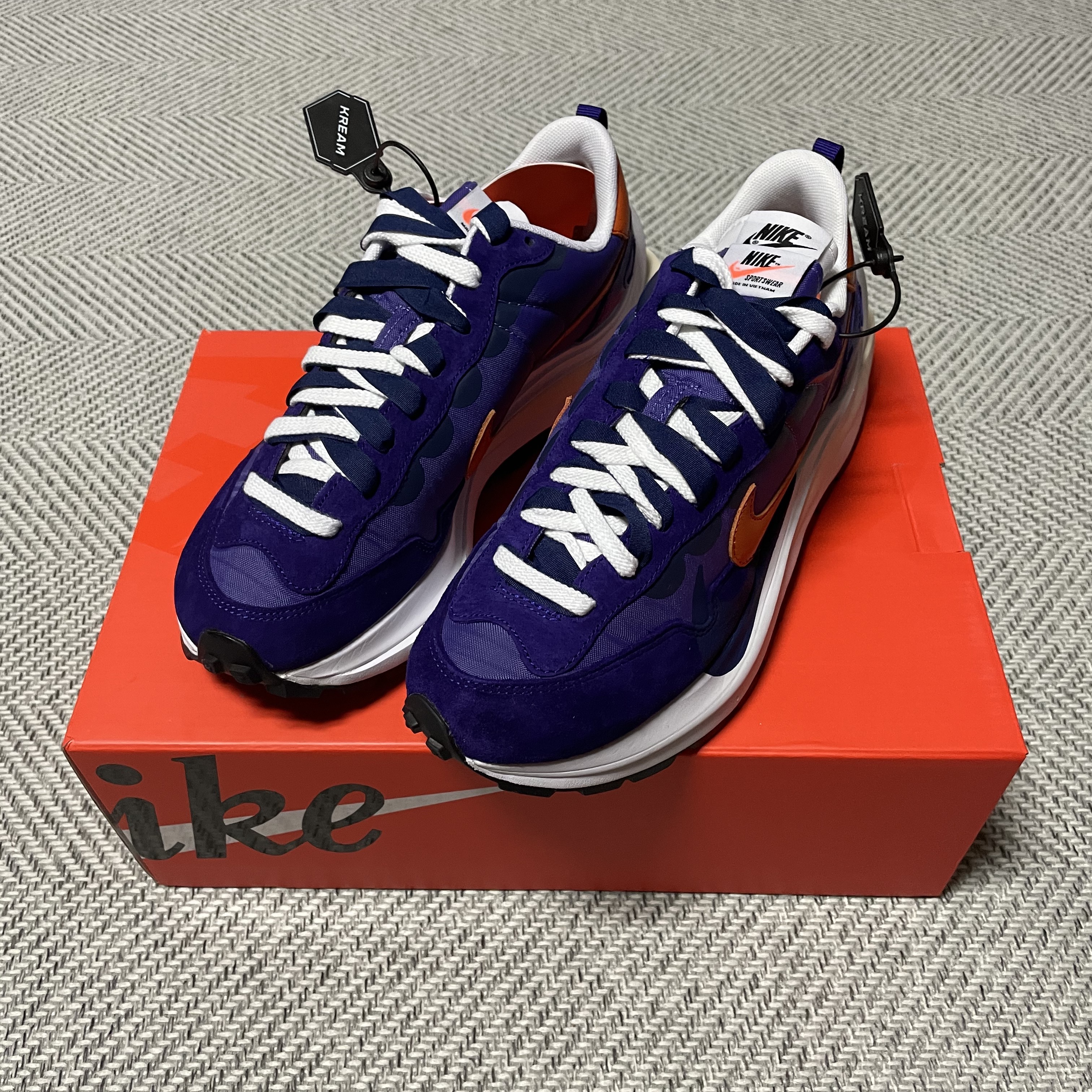 Nike x Sacai VaporWaffle Dark Iris 착용 스타일 - 1