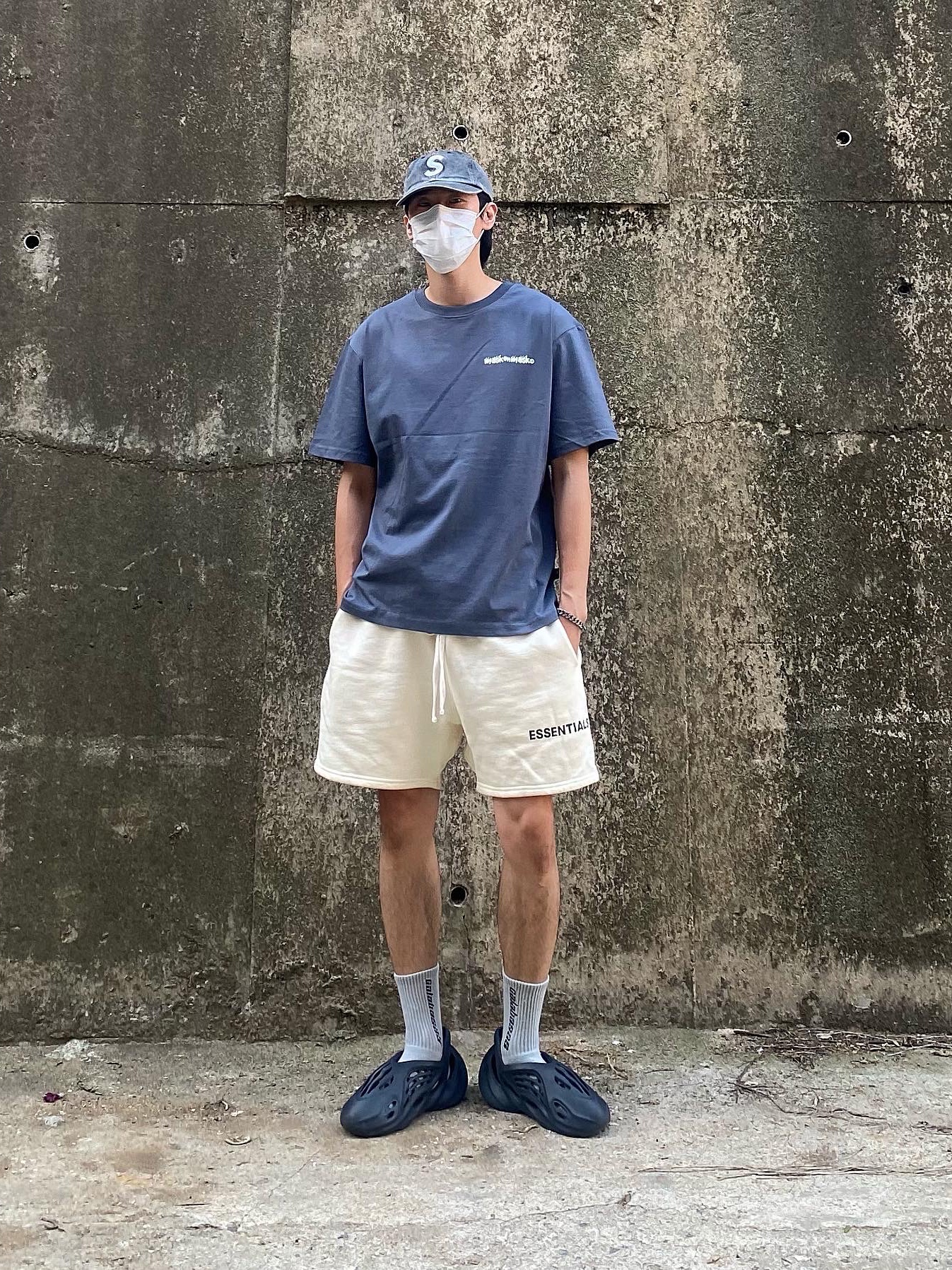 Adidas Yeezy Foam RNNR Mineral Blue, Supreme Pigment Print S Logo 6-Panel Black - 20SS 착용 스타일 - 3