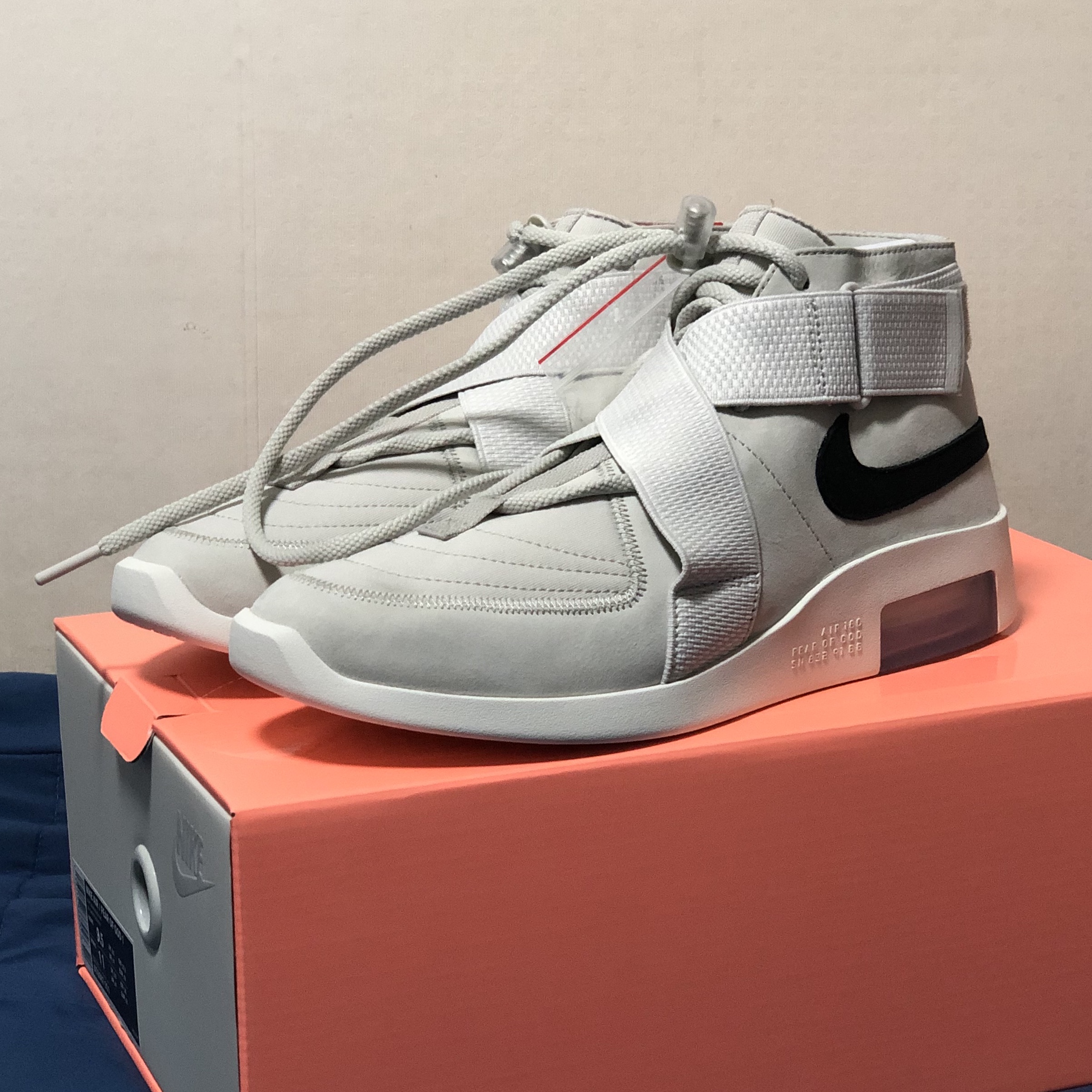 Nike x Fear of God Air Fear of God Raid Light Bone 착용 스타일