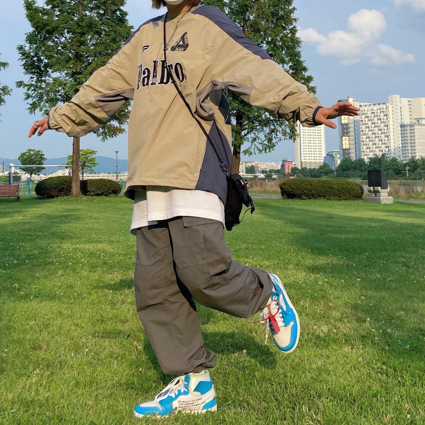 Palace Sports Shell Crew Tan - 21SS, Jordan 1 x Off-White Retro High University Blue 착용 스타일