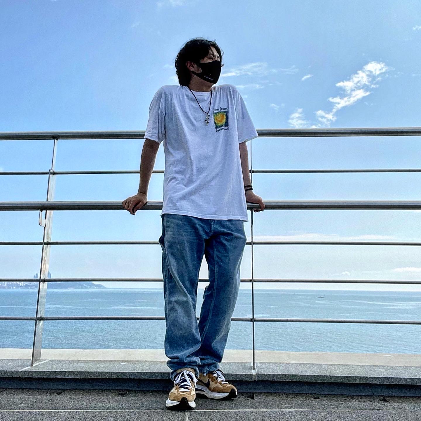 Nike x Sacai VaporWaffle Sesame and Blue Void, Stussy Midnight Insanity T-Shirt White 착용 스타일 - 2