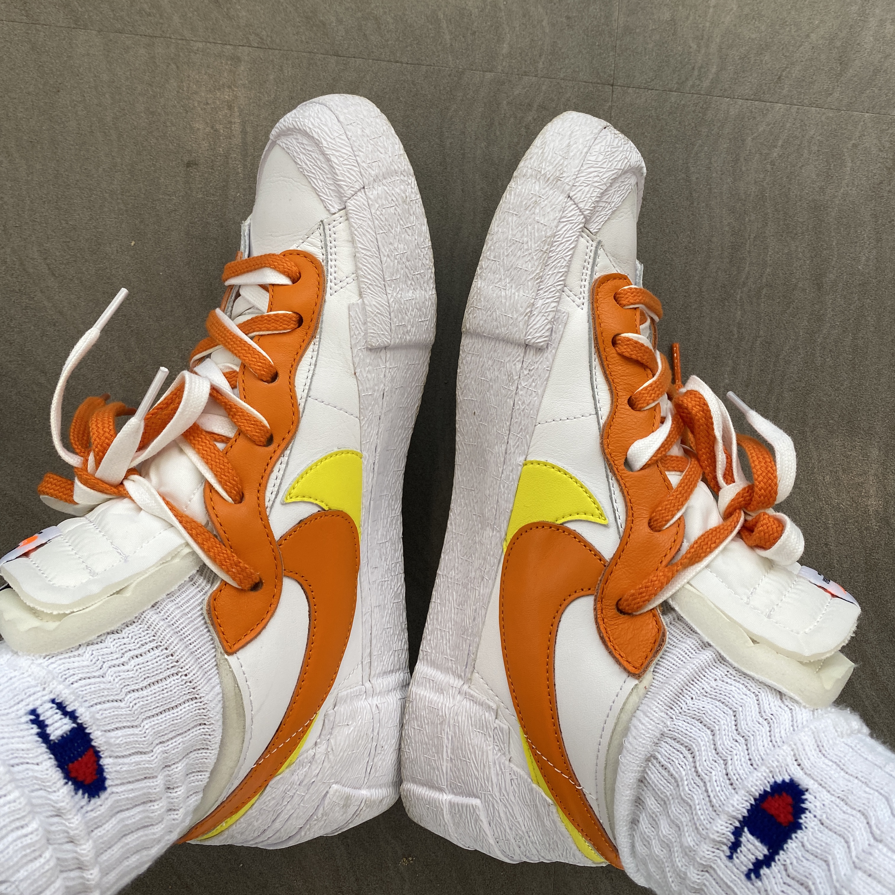 Nike x Sacai Blazer Low Magma Orange, Maison Kitsune Fox Head Patch Regular Long Sleeve T-Shirt White 착용 스타일 - 4
