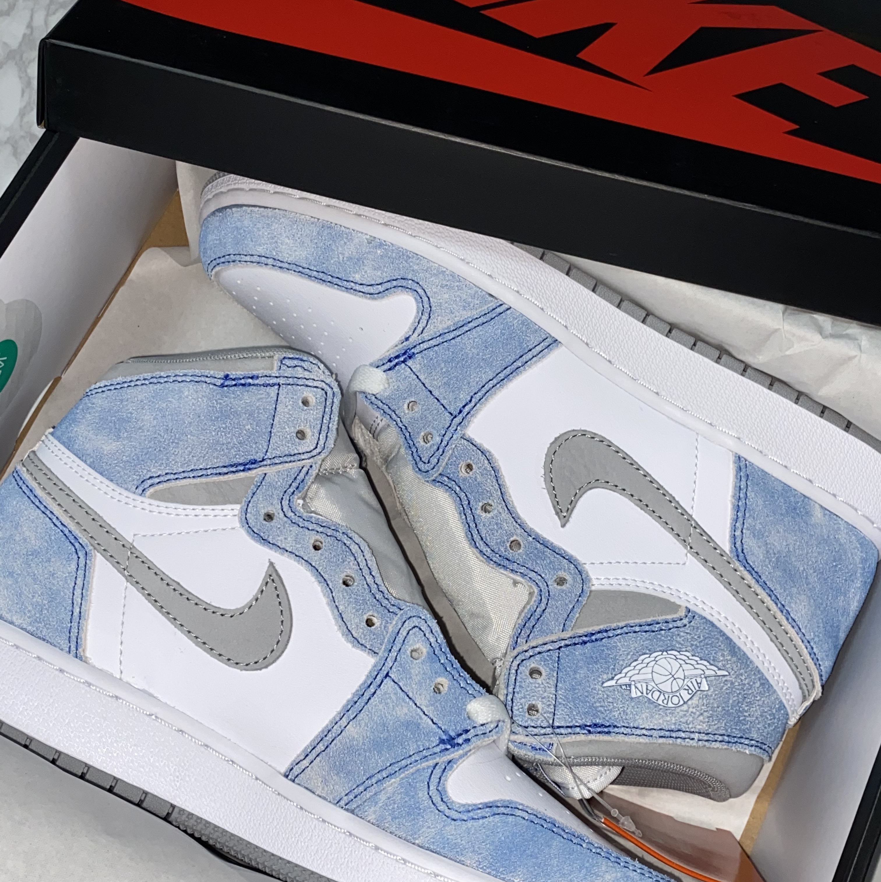 Jordan 1 Retro High OG Hyper Royal 착용 스타일