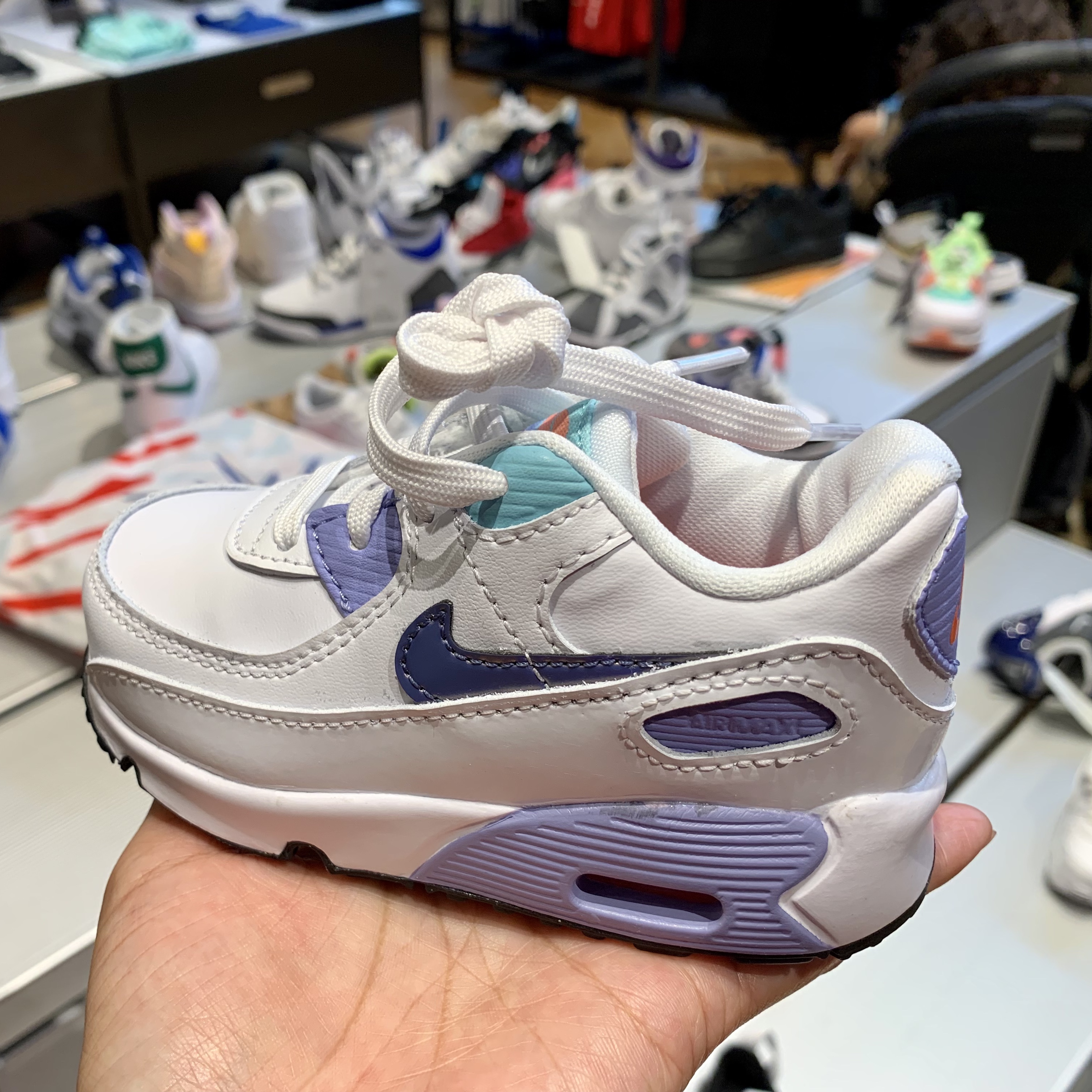 Nike Air Max 90 Ultra 2.0 Flyknit Triple White 착용 스타일 - 2