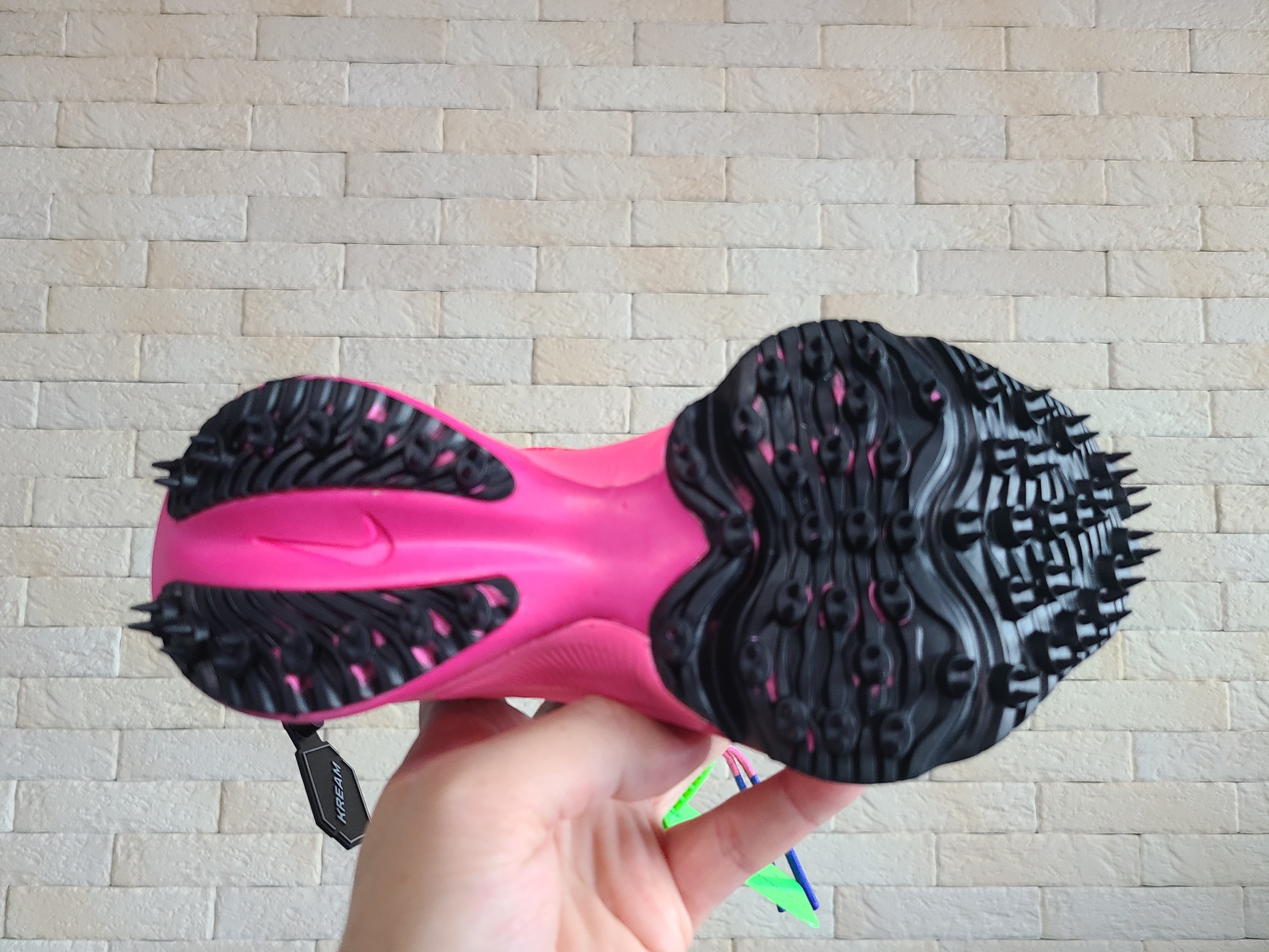 Nike x Off-White Air Zoom Tempo Next% Pink Glow 착용 스타일 - 5