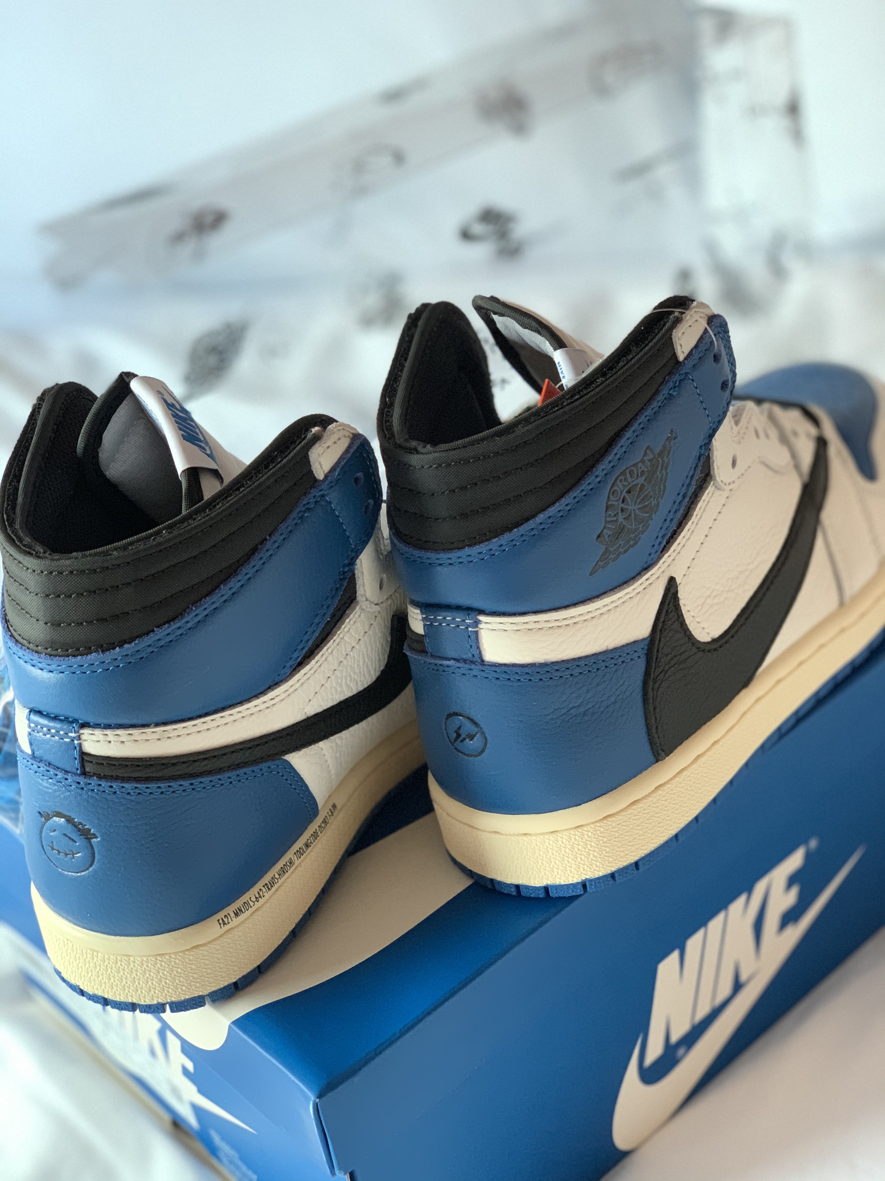Jordan 1 x Travis Scott x Fragment Retro High OG SP Military Blue 착용 스타일 - 1