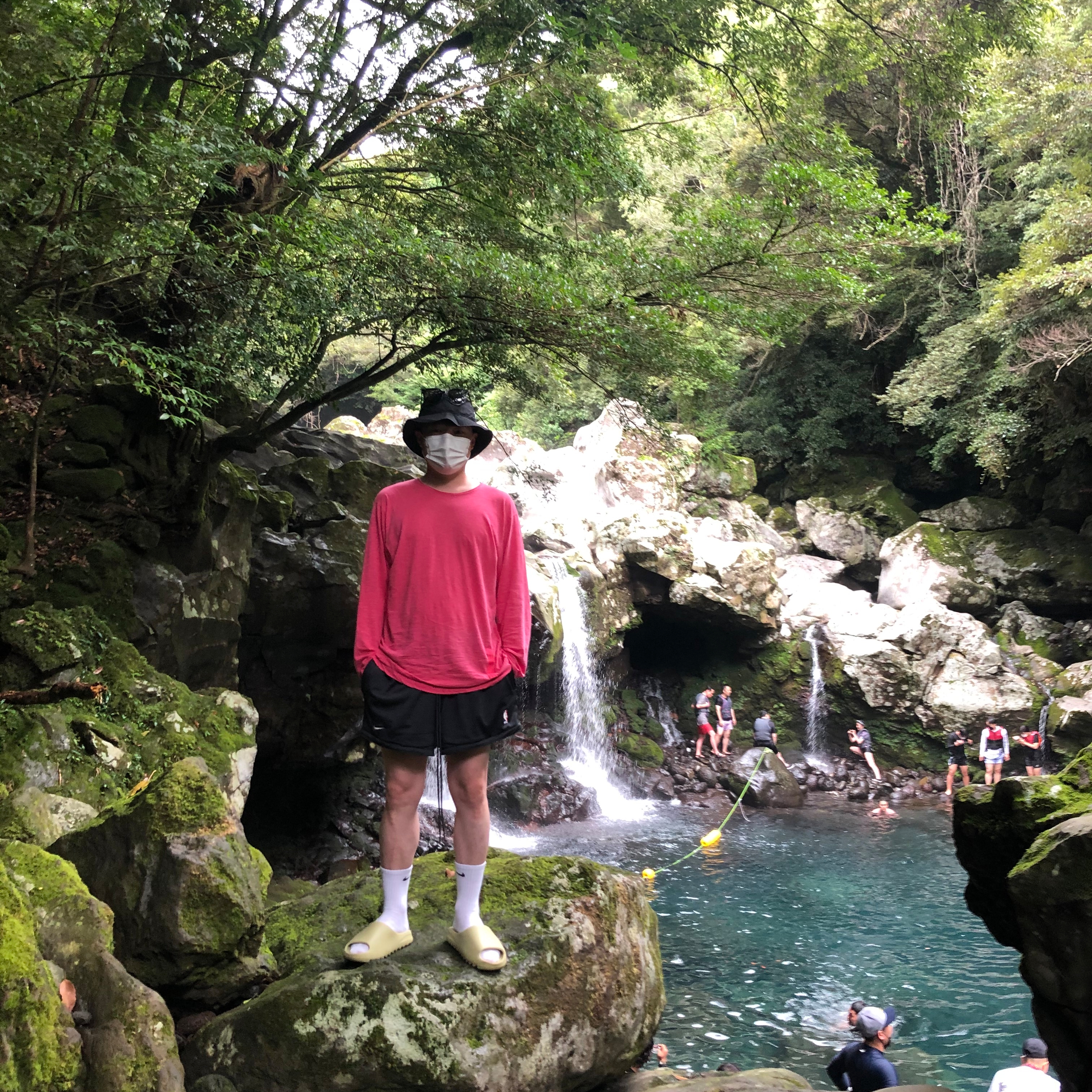 Nike x Stussy Bucket Hat Black, Nike x Fear of God Basketball Shorts Off Noir 착용 스타일