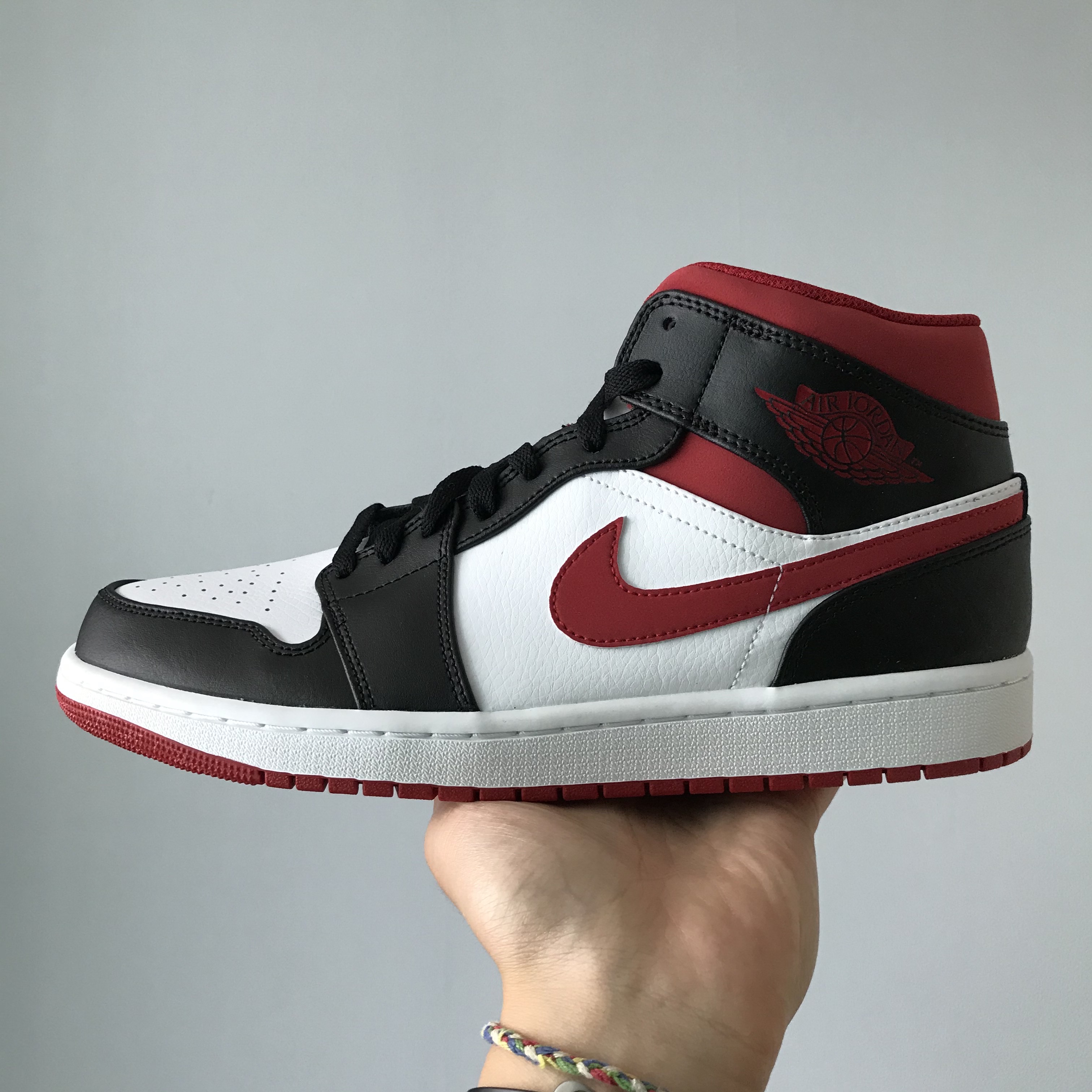 Jordan 1 Mid Gym Red Black White 착용 스타일 - 2