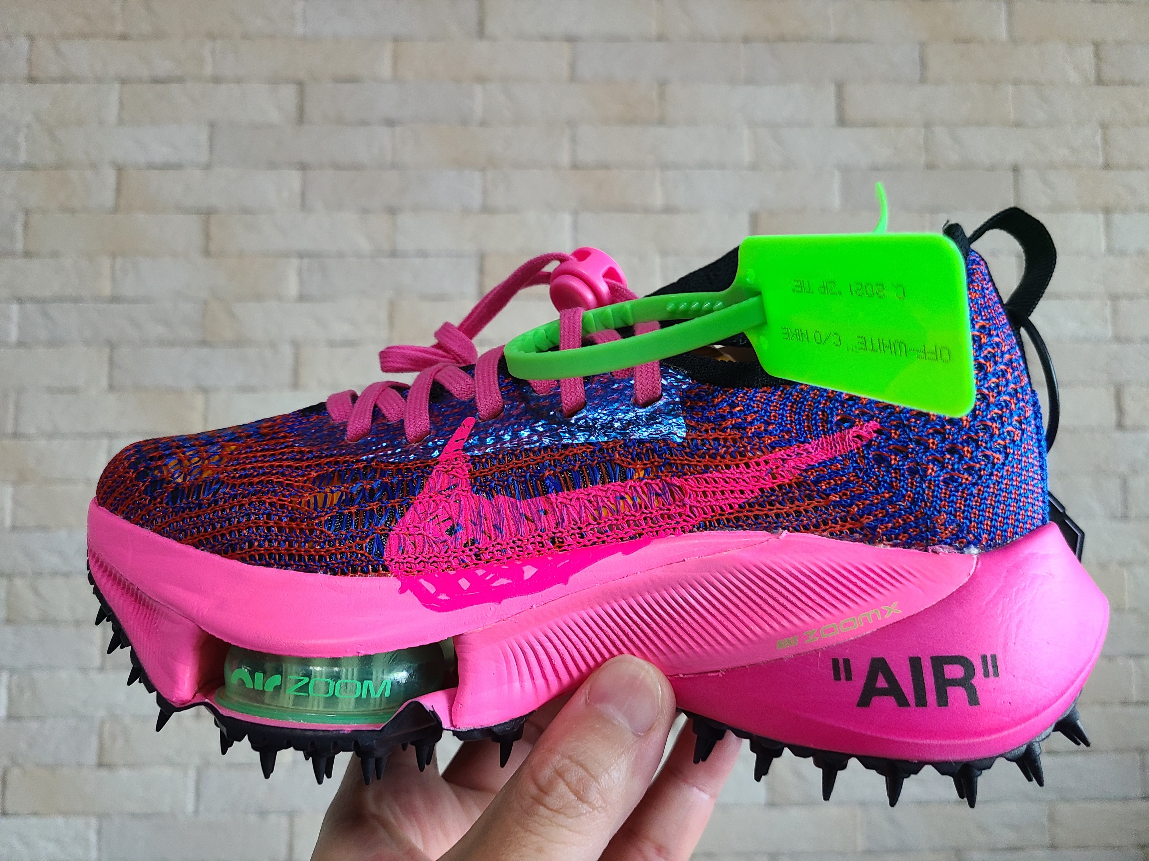 Nike x Off-White Air Zoom Tempo Next% Pink Glow 착용 스타일 - 2