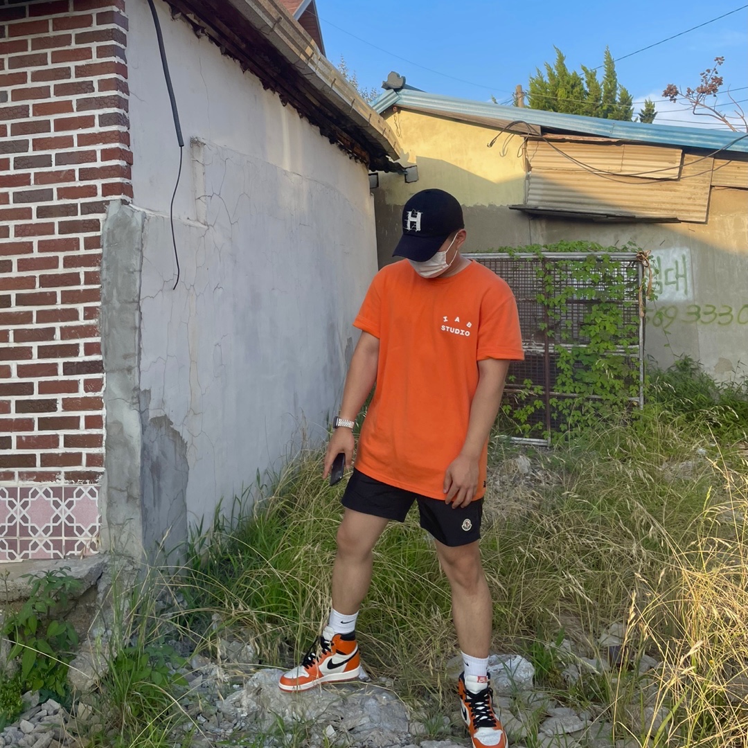 IAB Studio T-Shirt Orange, Jordan 1 Retro High OG Reverse Shattered Backboard 착용 스타일 - 2