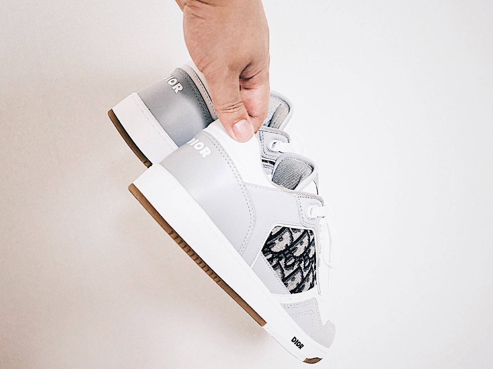 Dior B27 Low-Top Sneakers Gray 착용 스타일