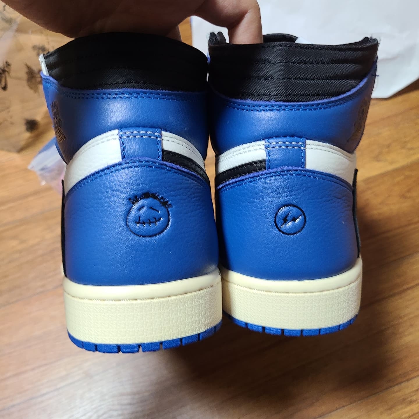 Jordan 1 x Travis Scott x Fragment Retro High OG SP Military Blue 착용 스타일 - 3