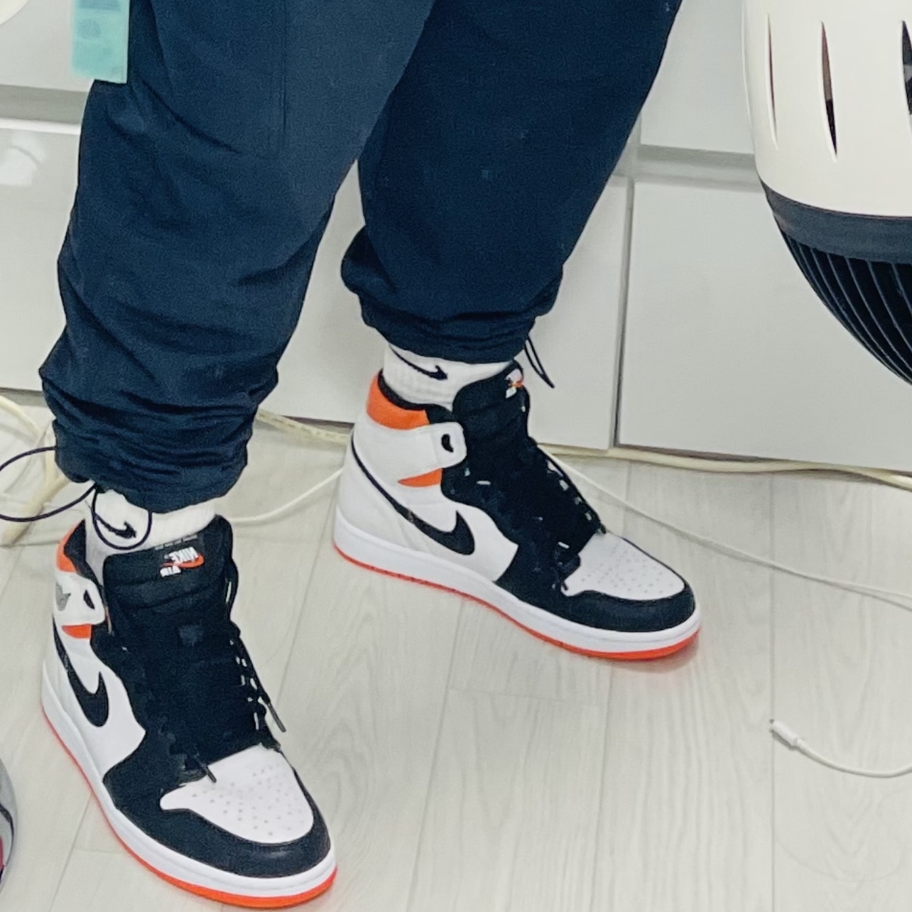 Jordan 1 Retro High OG Electro Orange 착용 스타일