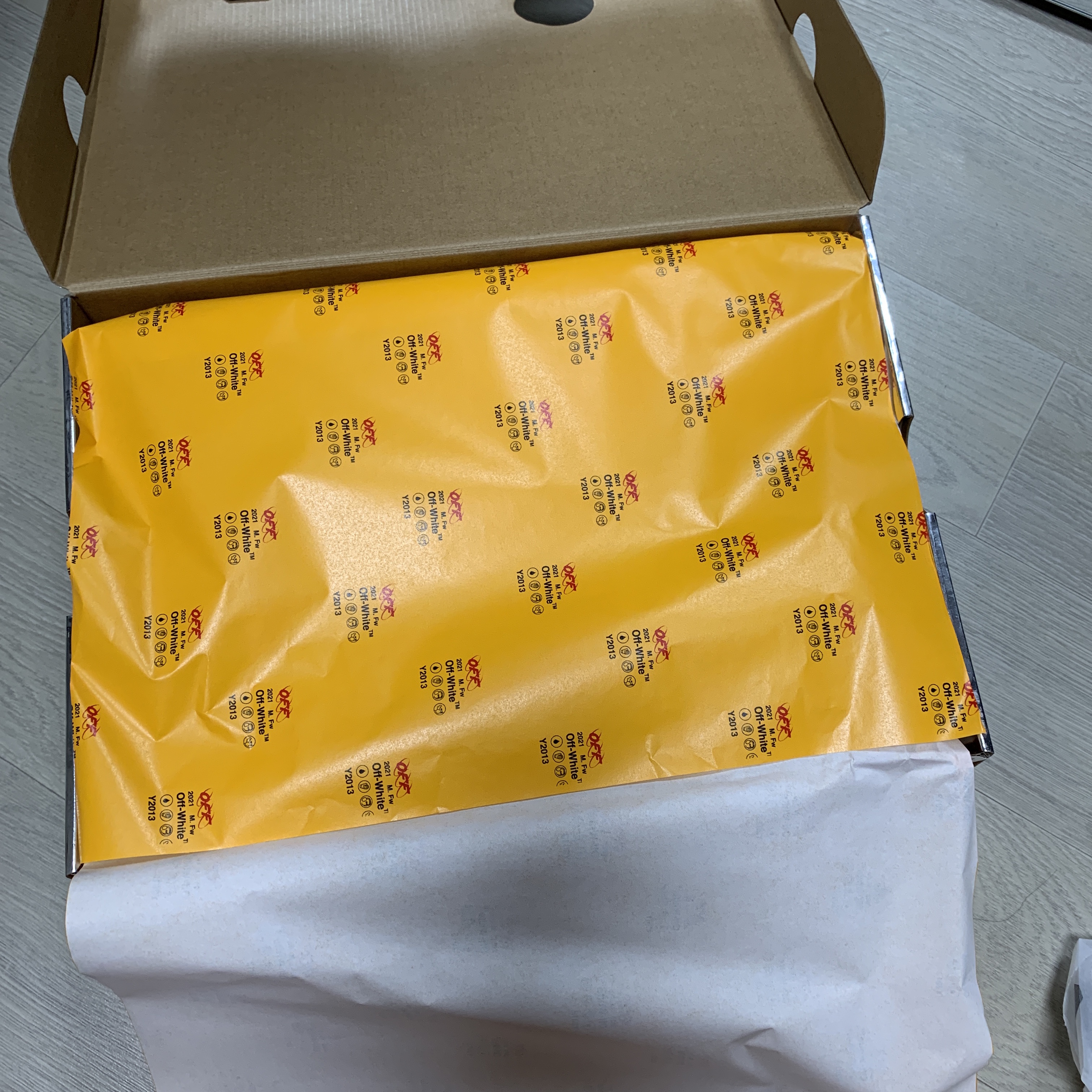 Nike x Off-White Air Zoom Tempo Next% Solar Red 착용 스타일 - 3