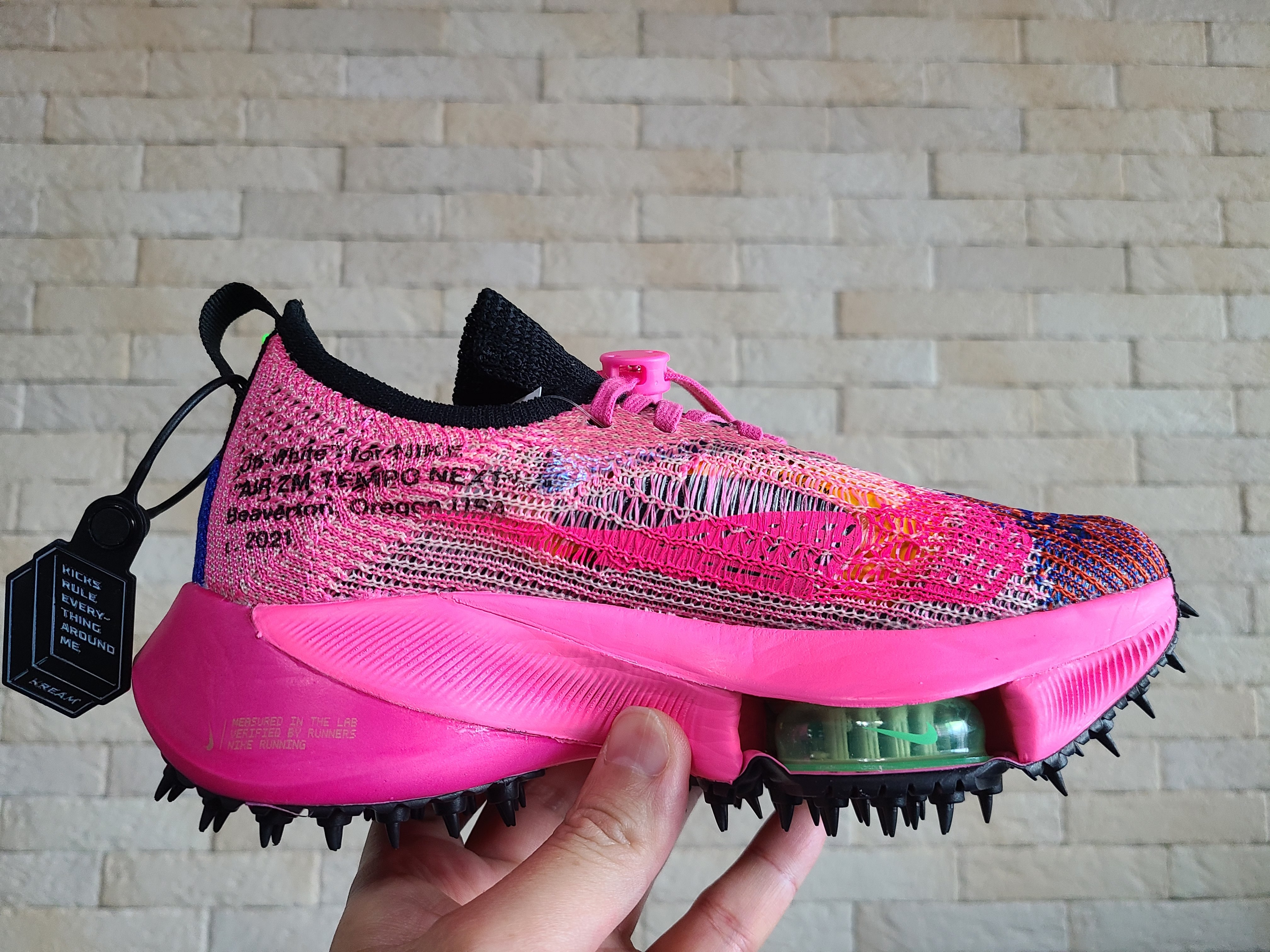 Nike x Off-White Air Zoom Tempo Next% Pink Glow 착용 스타일 - 3
