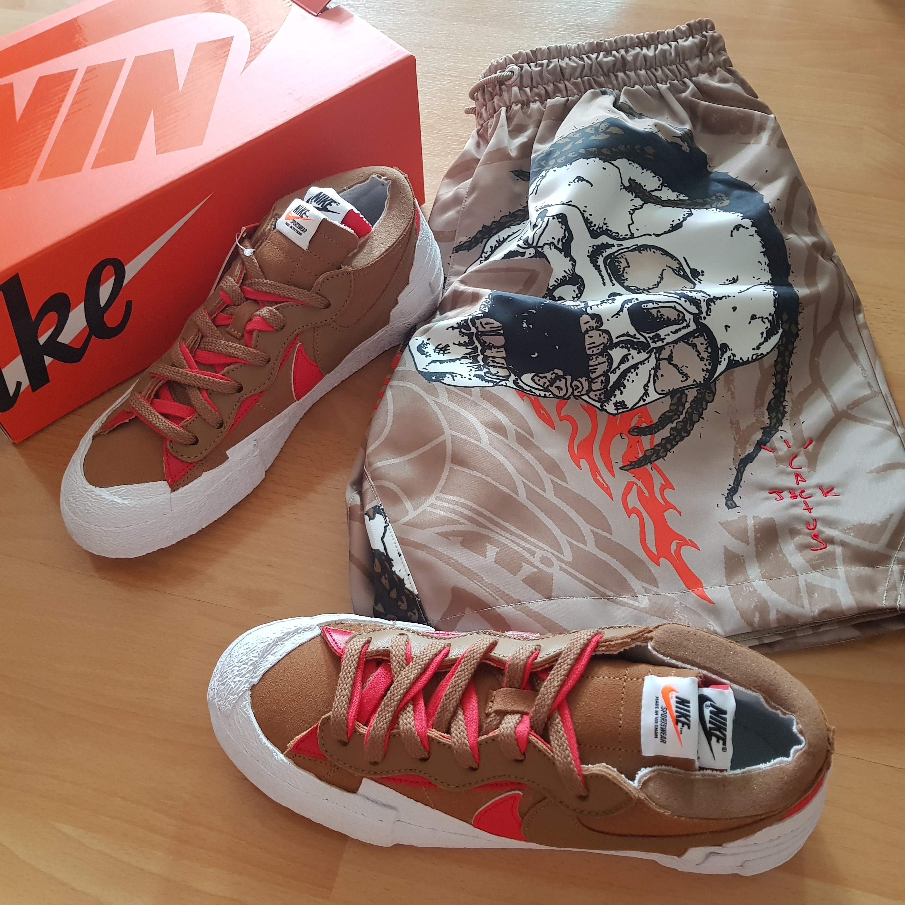 Nike x Sacai Blazer Low British Tan, Jordan x Travis Scott Pool Shorts - Asia 착용 스타일 - 1