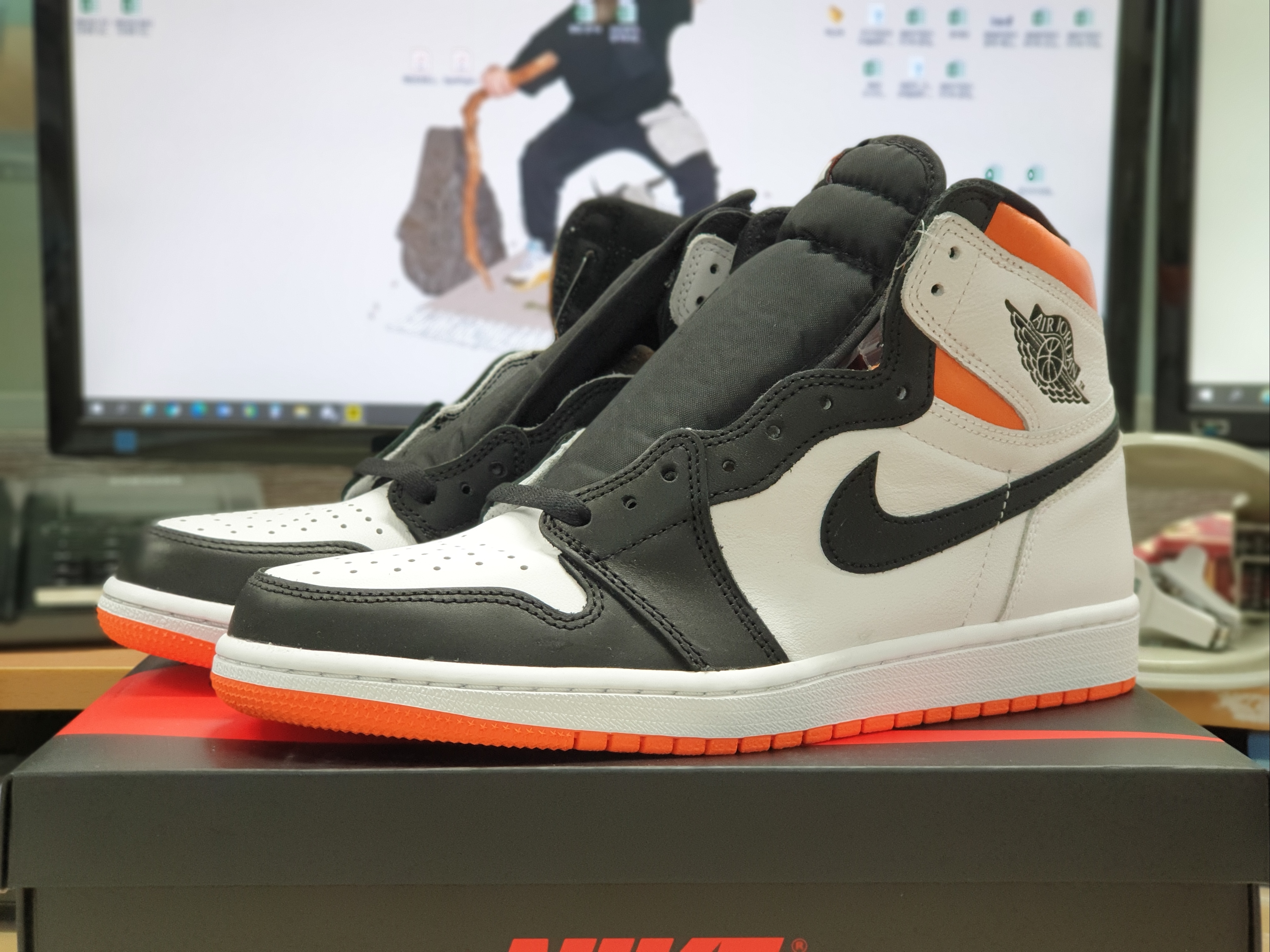 Jordan 1 Retro High OG Electro Orange 착용 스타일