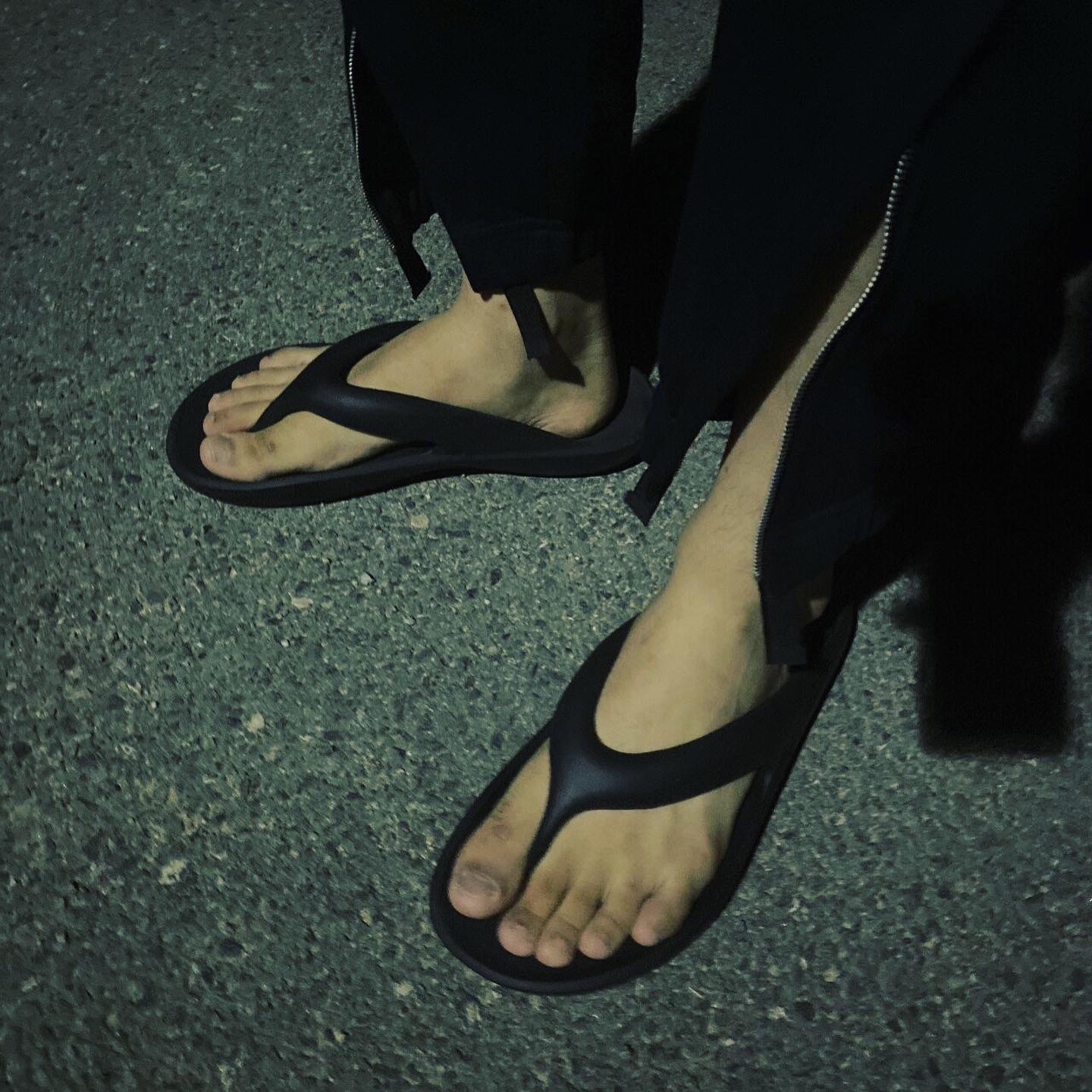 New Balance x Taw&Toe Flip Flop Black 착용 스타일 - 1