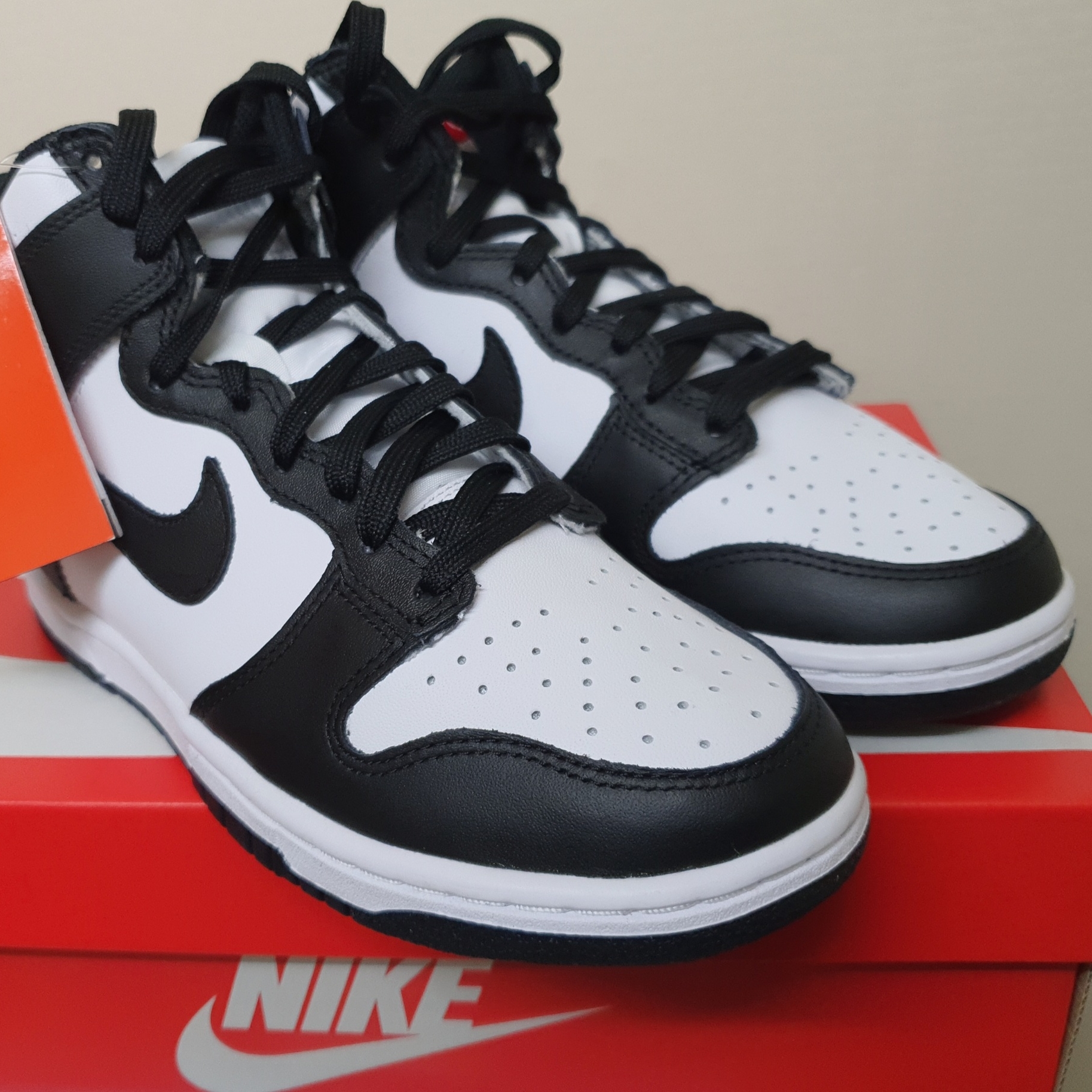 (W) Nike Dunk High Black and White 착용 스타일