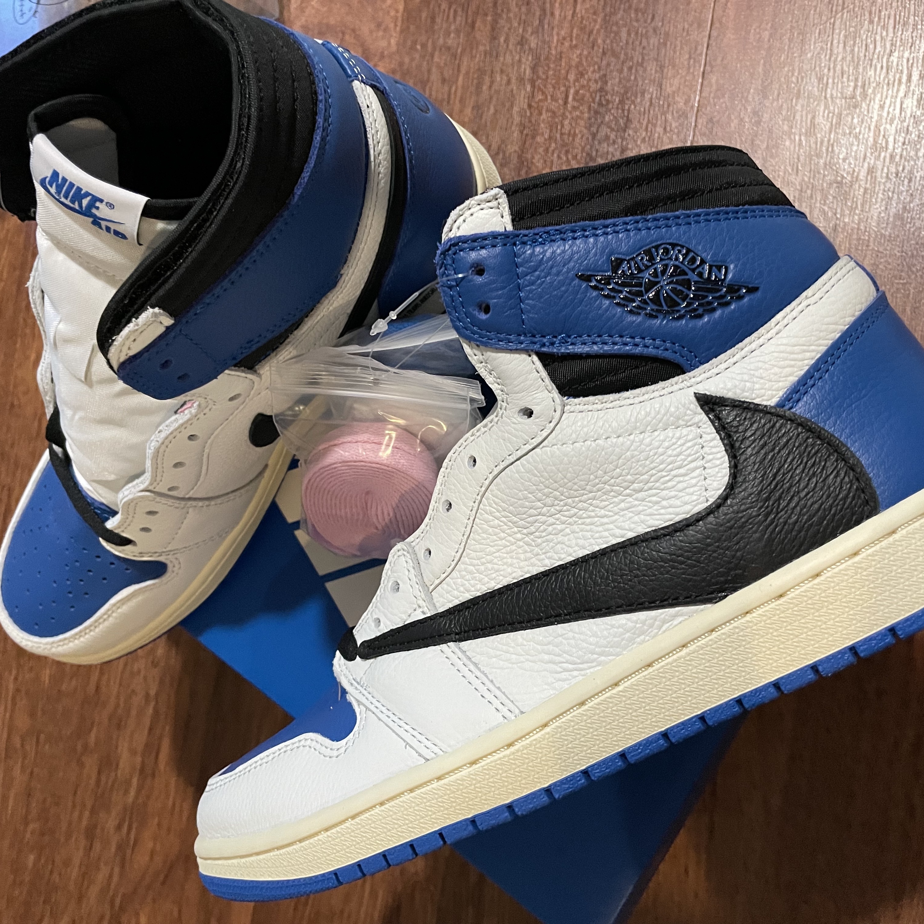 Jordan 1 x Travis Scott x Fragment Retro High OG SP Military Blue 착용 스타일 - 1