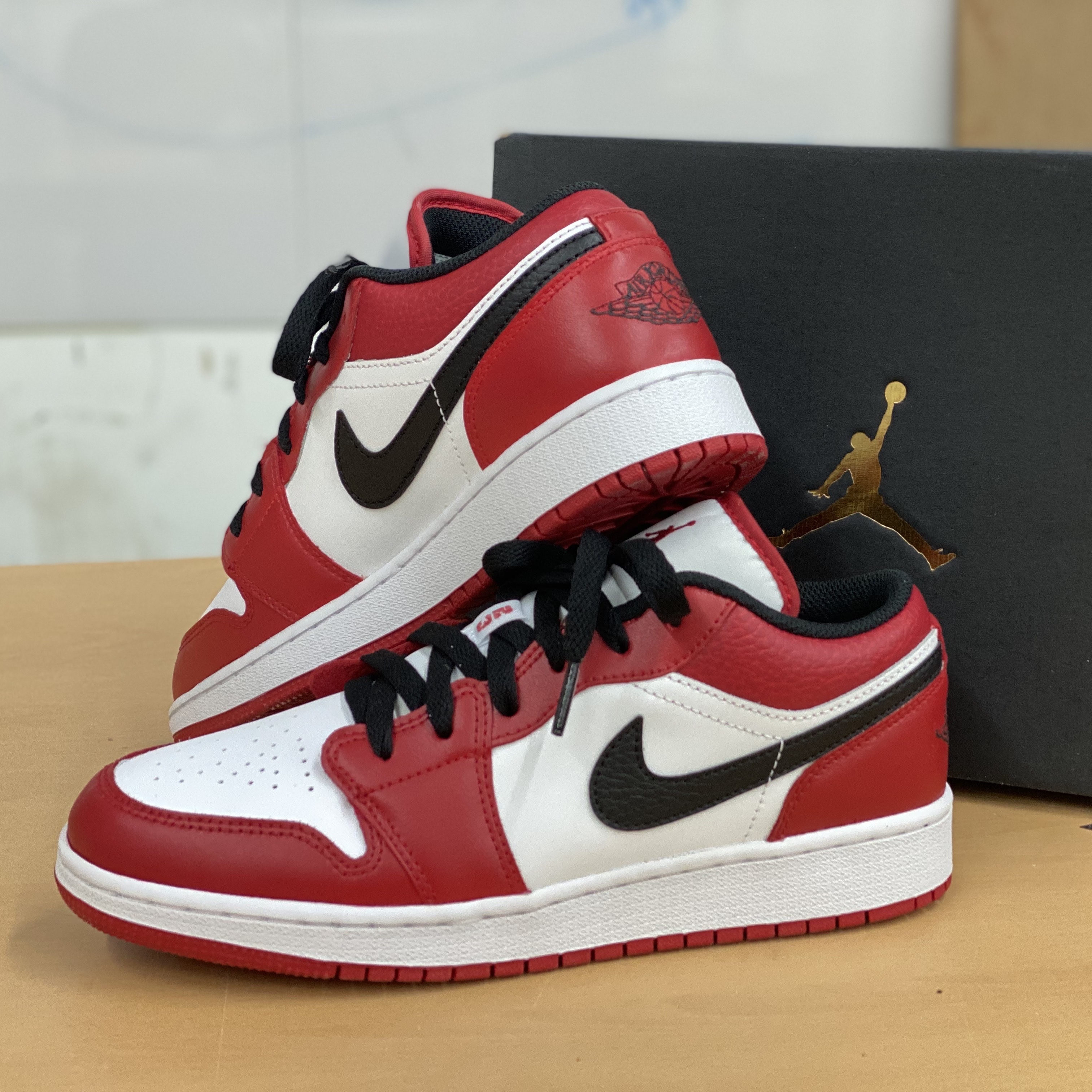 Jordan 1 Retro High OG Chicago 2015, Jordan 1 Low White Red Black 착용 스타일 - 4