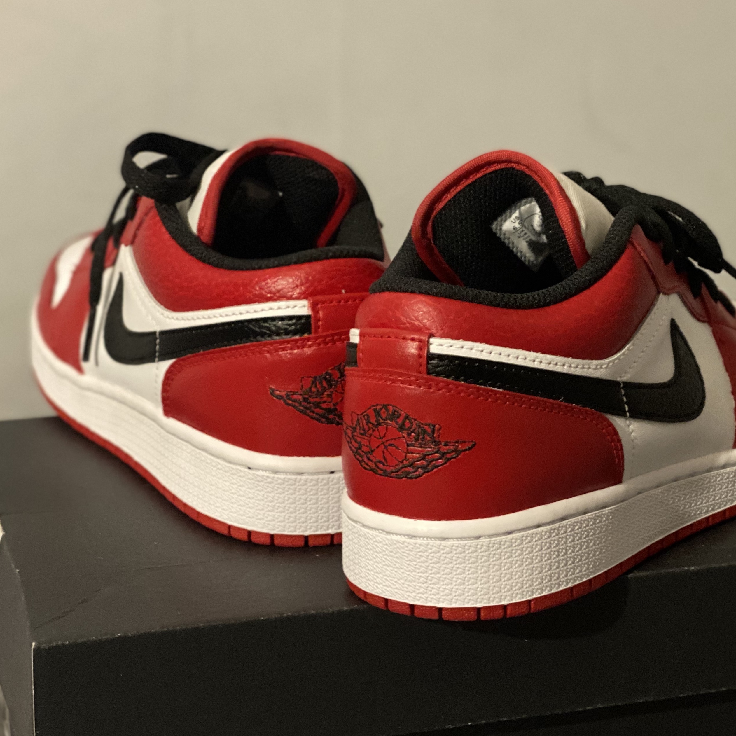 Jordan 1 Retro High OG Chicago 2015, Jordan 1 Low White Red Black 착용 스타일 - 3
