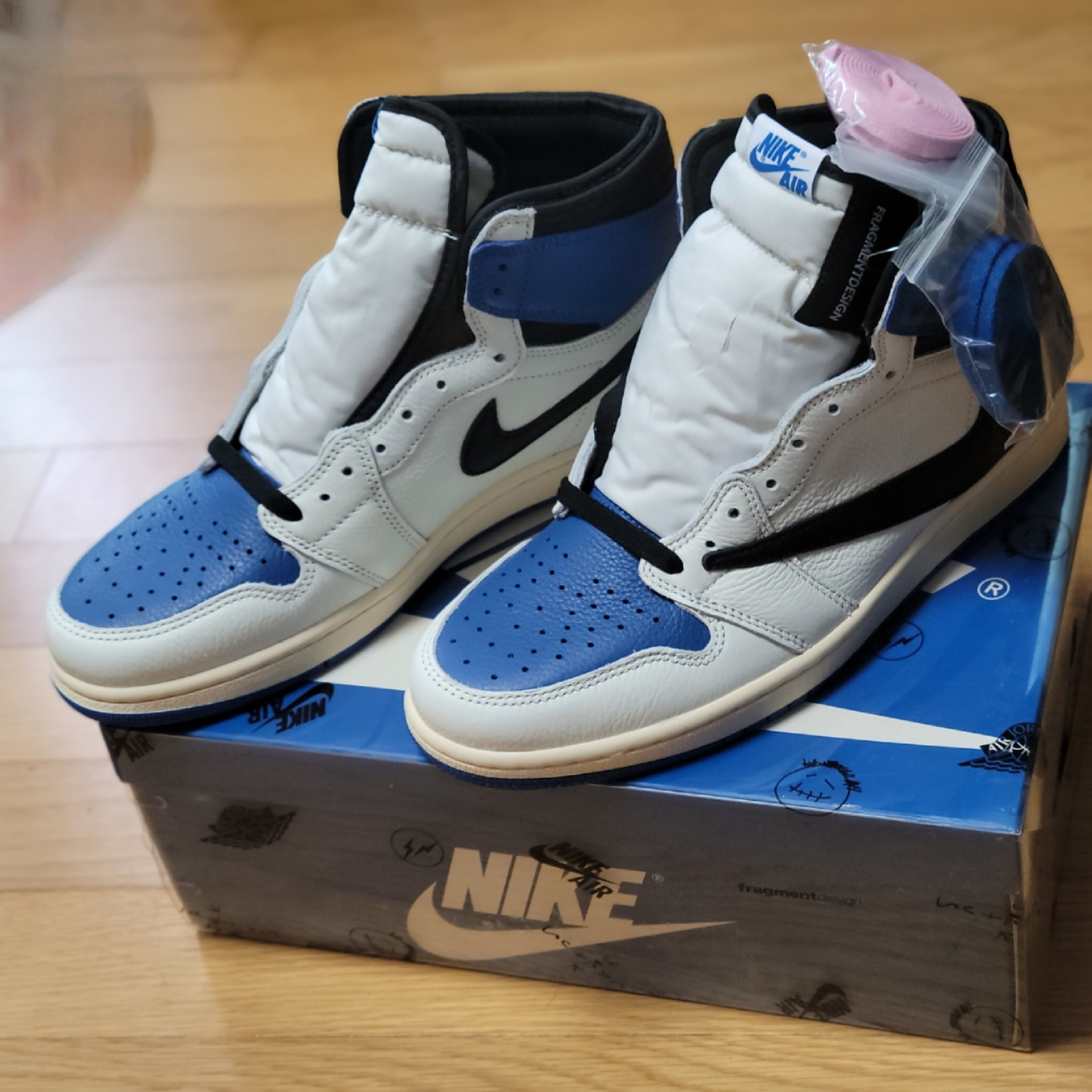 Jordan 1 x Travis Scott x Fragment Retro High OG SP Military Blue 착용 스타일 - 1