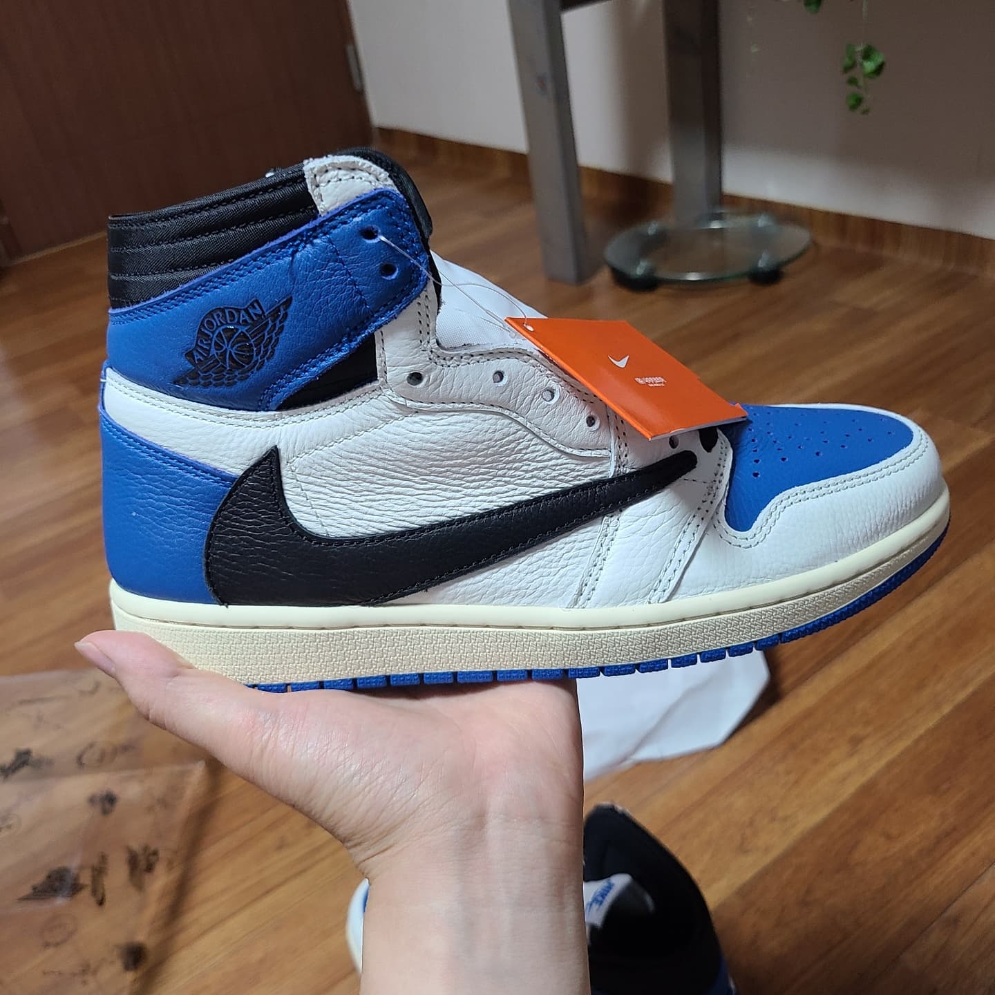 Jordan 1 x Travis Scott x Fragment Retro High OG SP Military Blue 착용 스타일 - 1