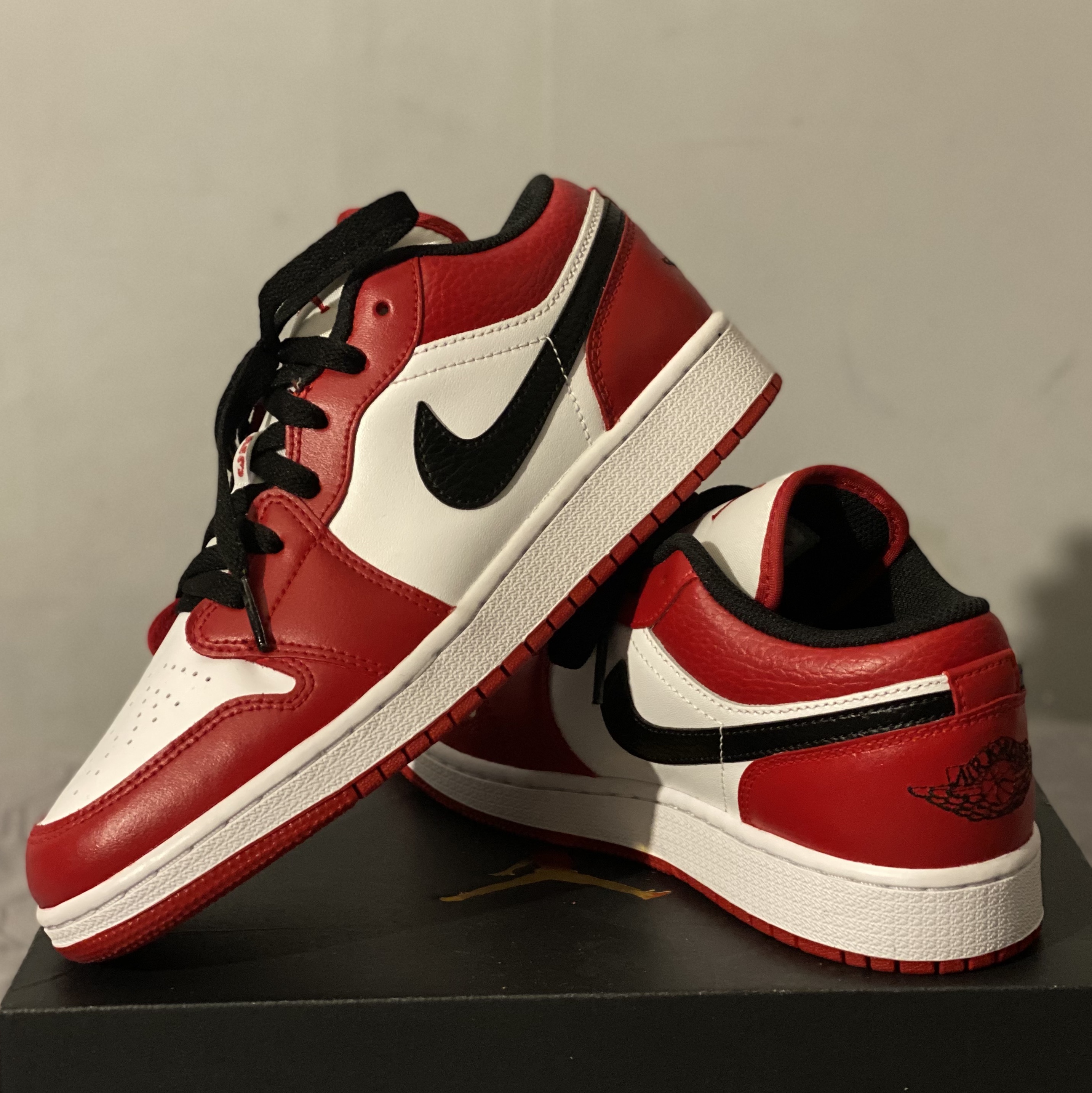 Jordan 1 Retro High OG Chicago 2015, Jordan 1 Low White Red Black 착용 스타일 - 1