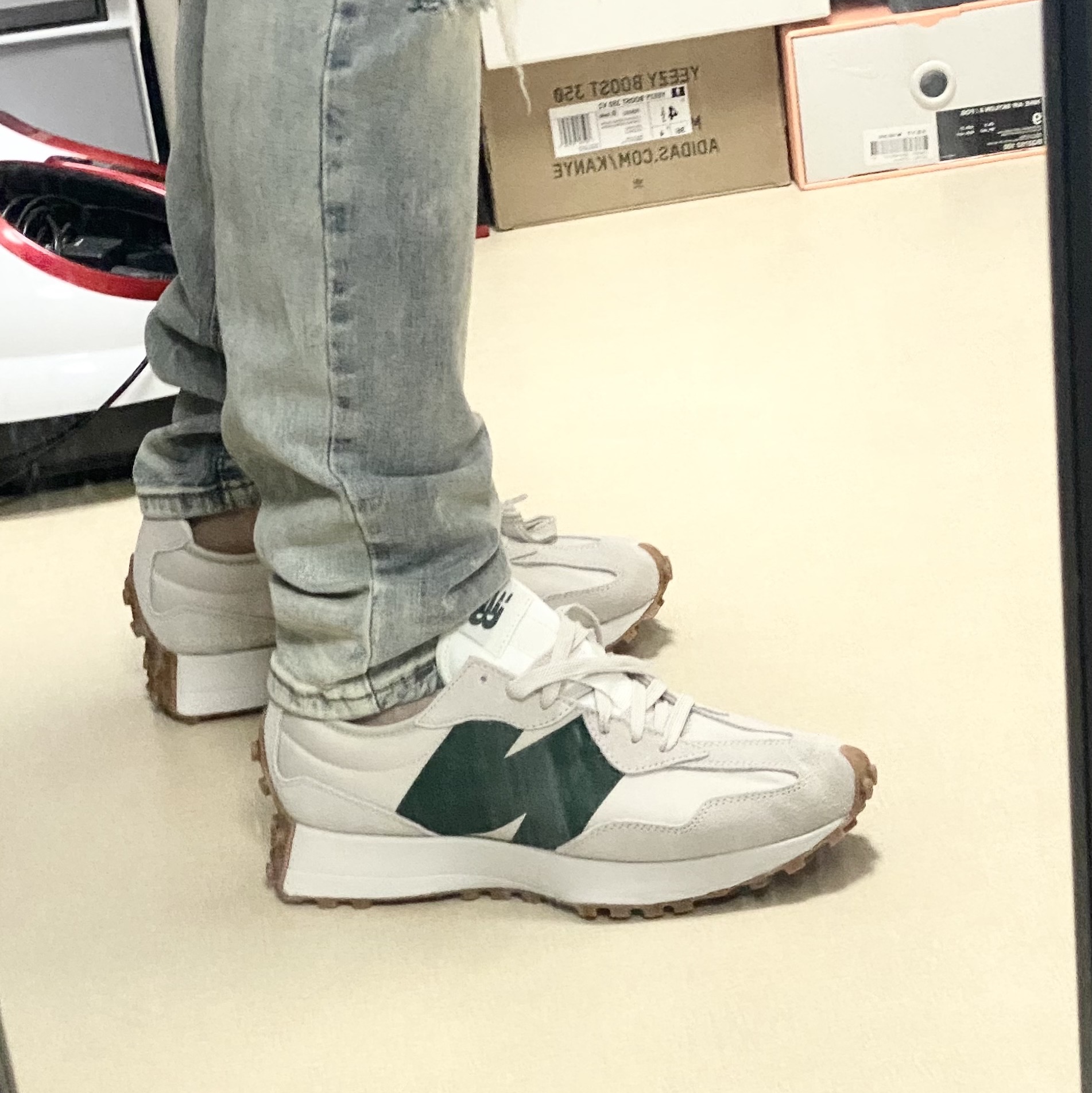 New Balance 327 Timberwolf 착용 스타일 - 2