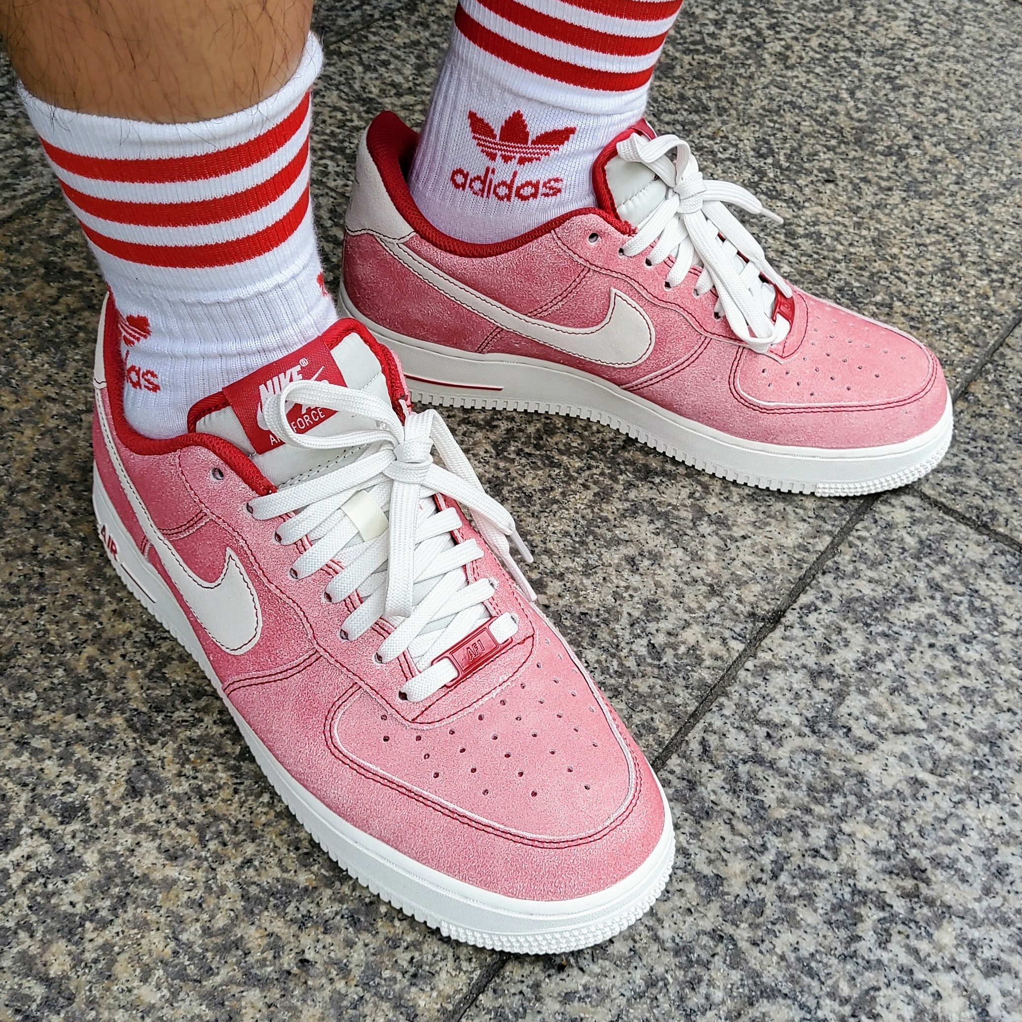 Nike Air Force 1 '07 LV8 Dusty Red 착용 스타일