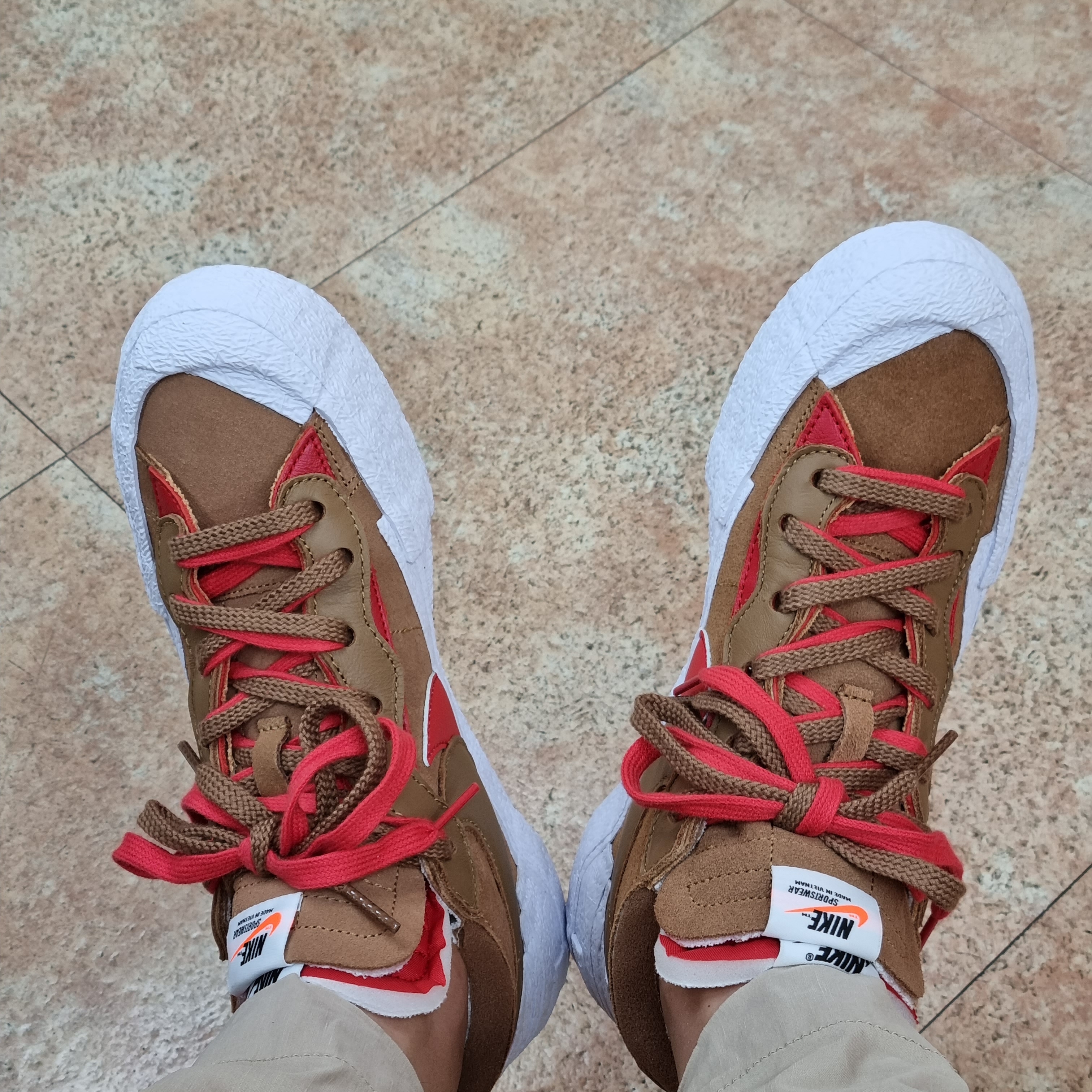 Nike x Sacai Blazer Low British Tan 착용 스타일 - 3