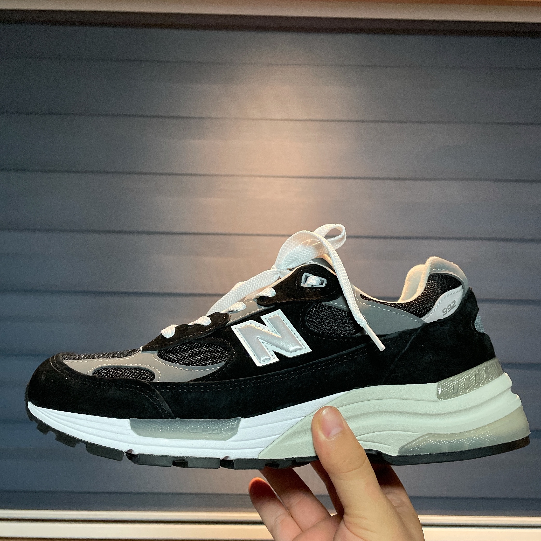 New Balance 992 Made in USA Black Grey 착용 스타일 - 2