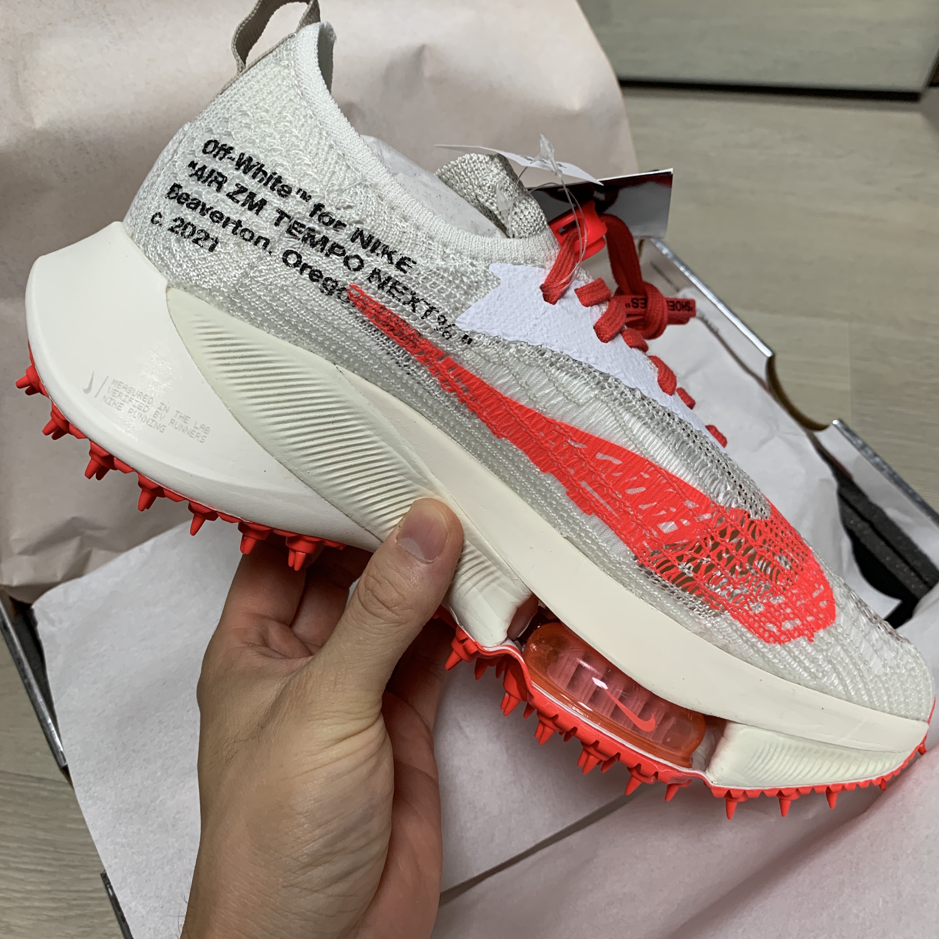 Nike x Off-White Air Zoom Tempo Next% Solar Red 착용 스타일 - 1