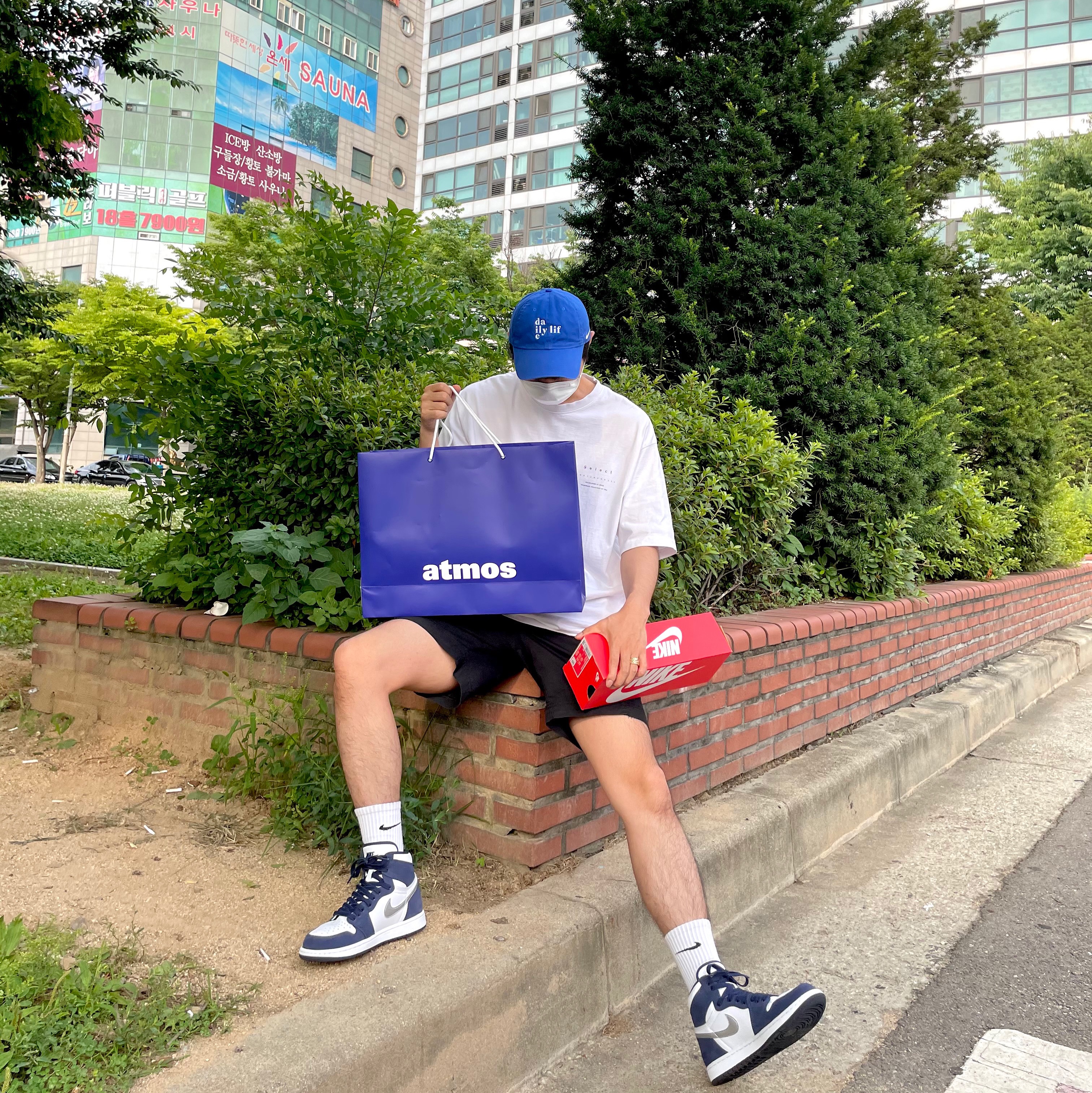 Jordan 1 Retro High OG CO.JP Midnight Navy, Vans x Atmos Authentic Emoji 착용 스타일