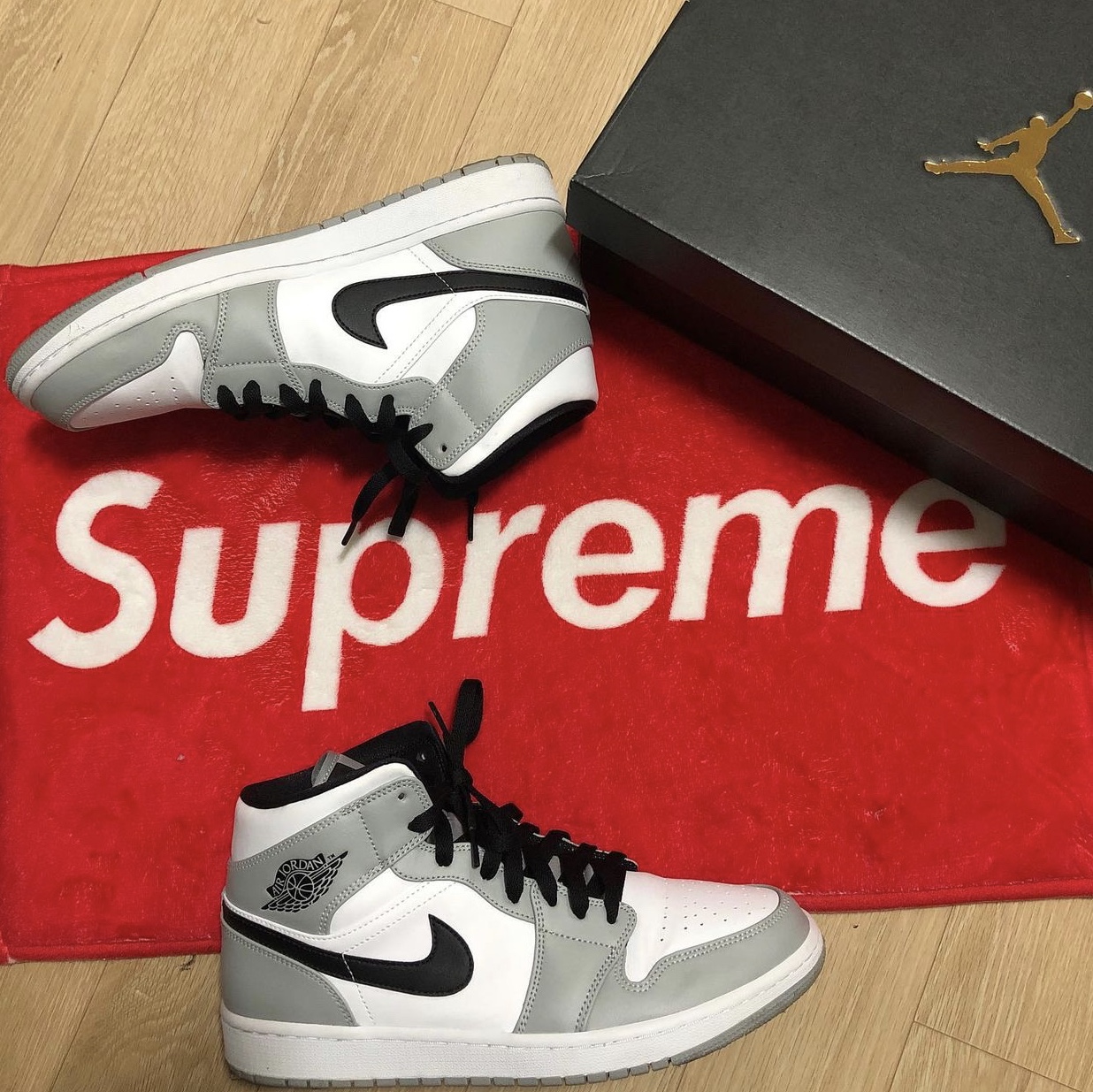 Jordan 1 Mid Light Smoke Grey 착용 스타일 - 3