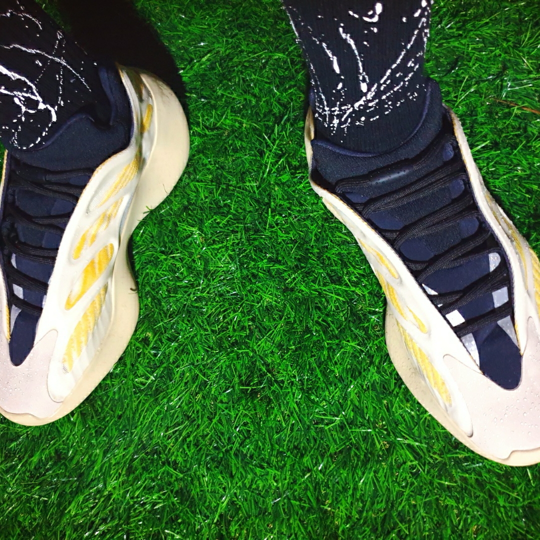 Adidas Yeezy 700 V3 Safflower 착용 스타일 - 3