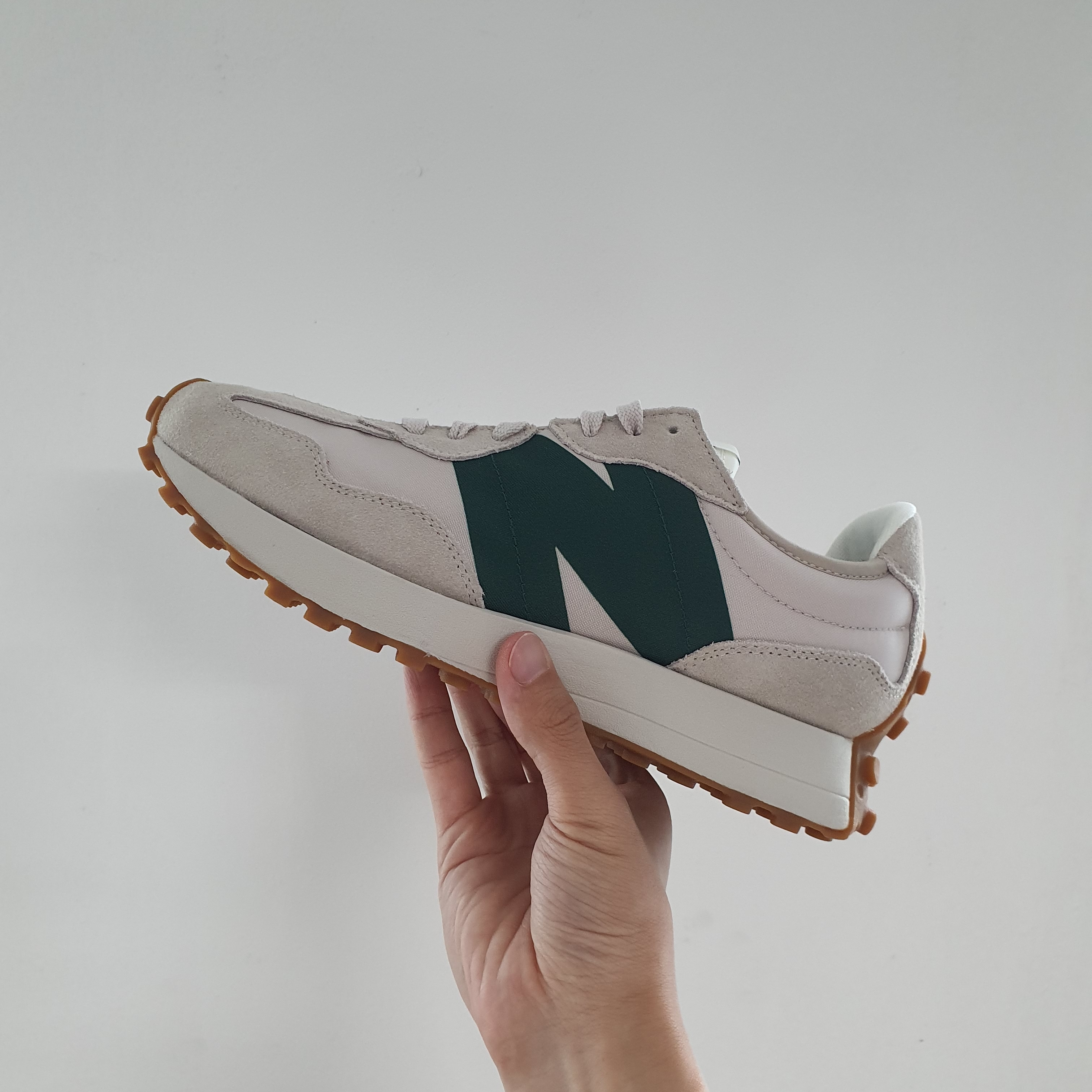 New Balance 327 Timberwolf 착용 스타일 - 2