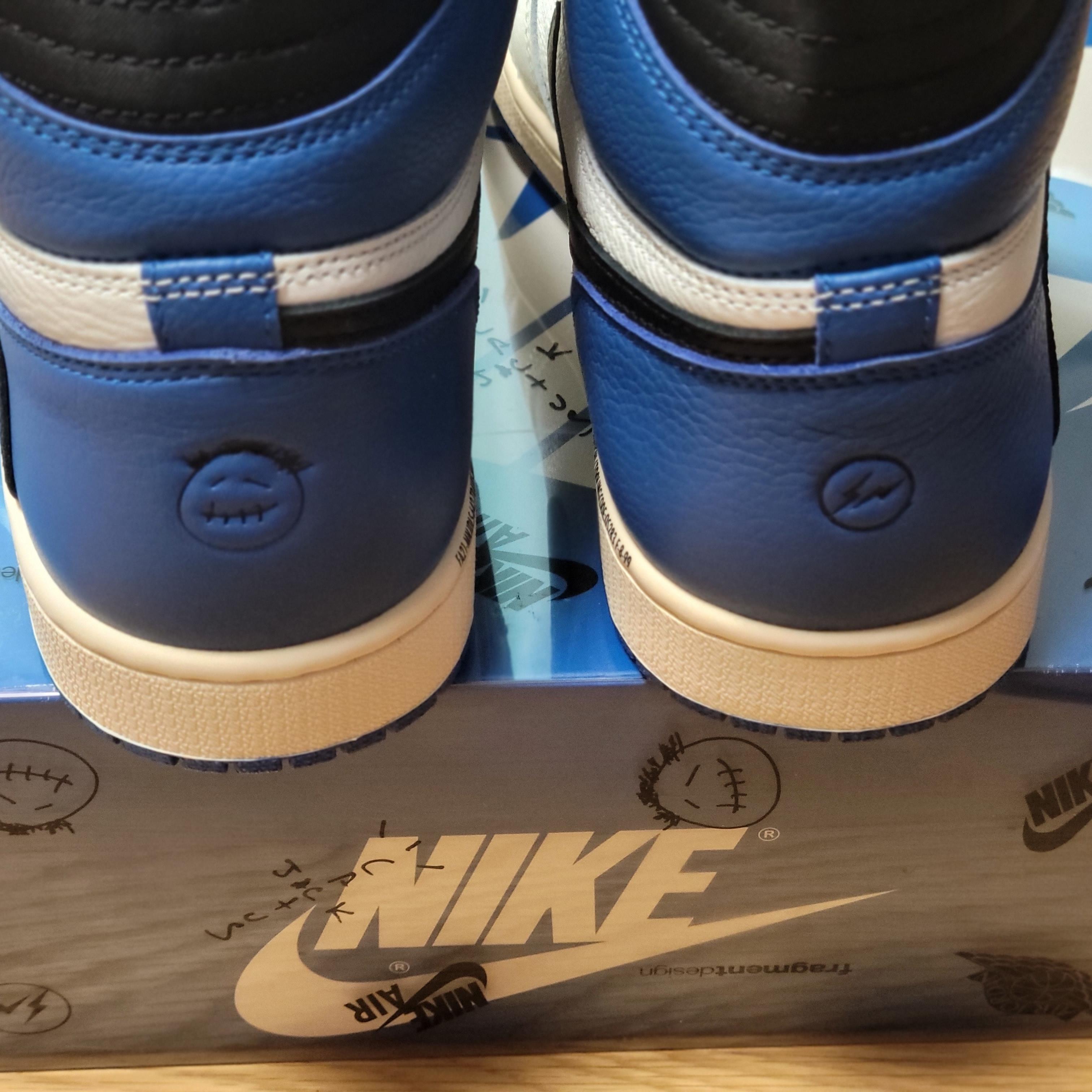 Jordan 1 x Travis Scott x Fragment Retro High OG SP Military Blue 착용 스타일 - 3